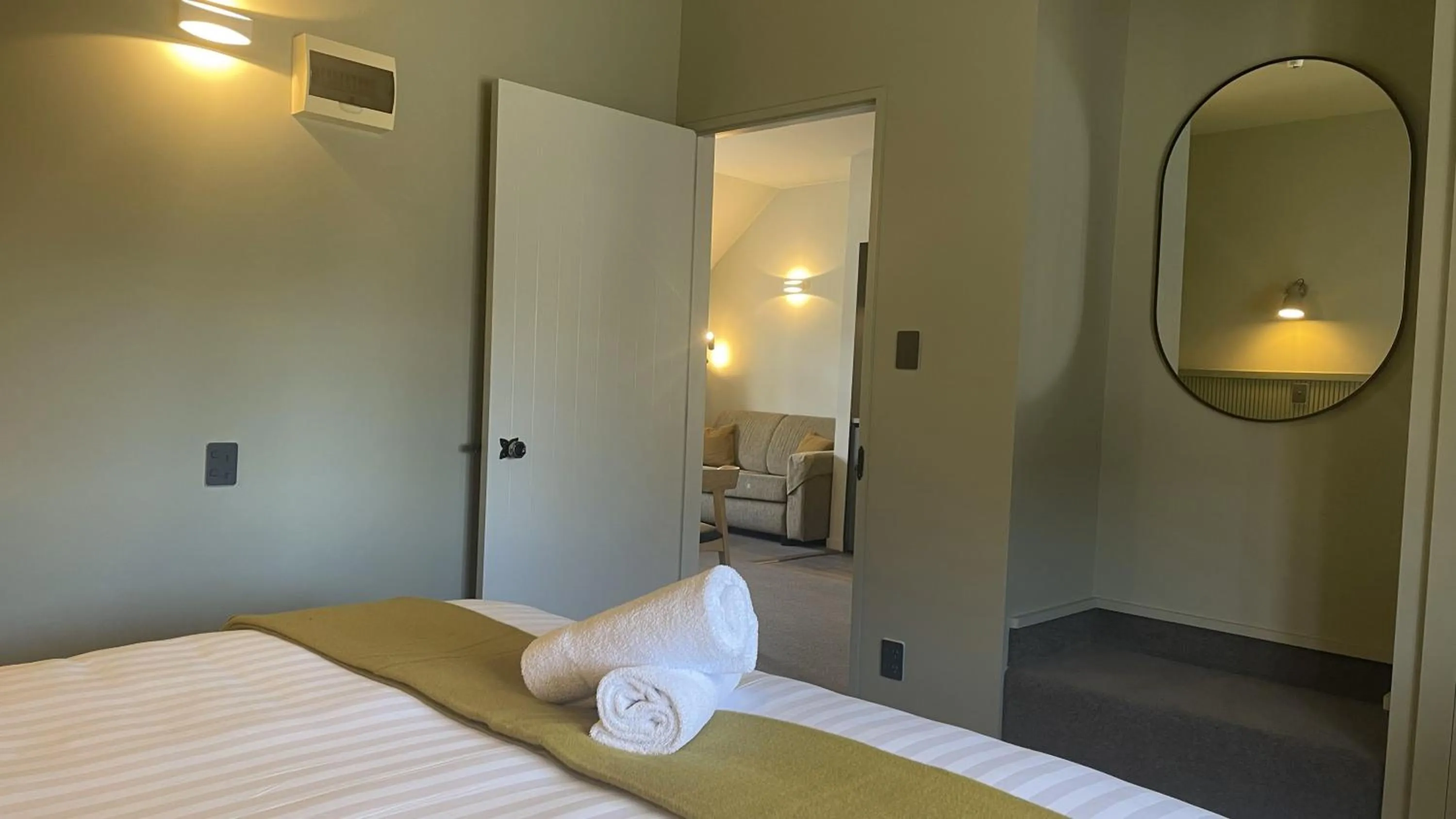 Photo of the whole room, Bed in The Elmwood Motel