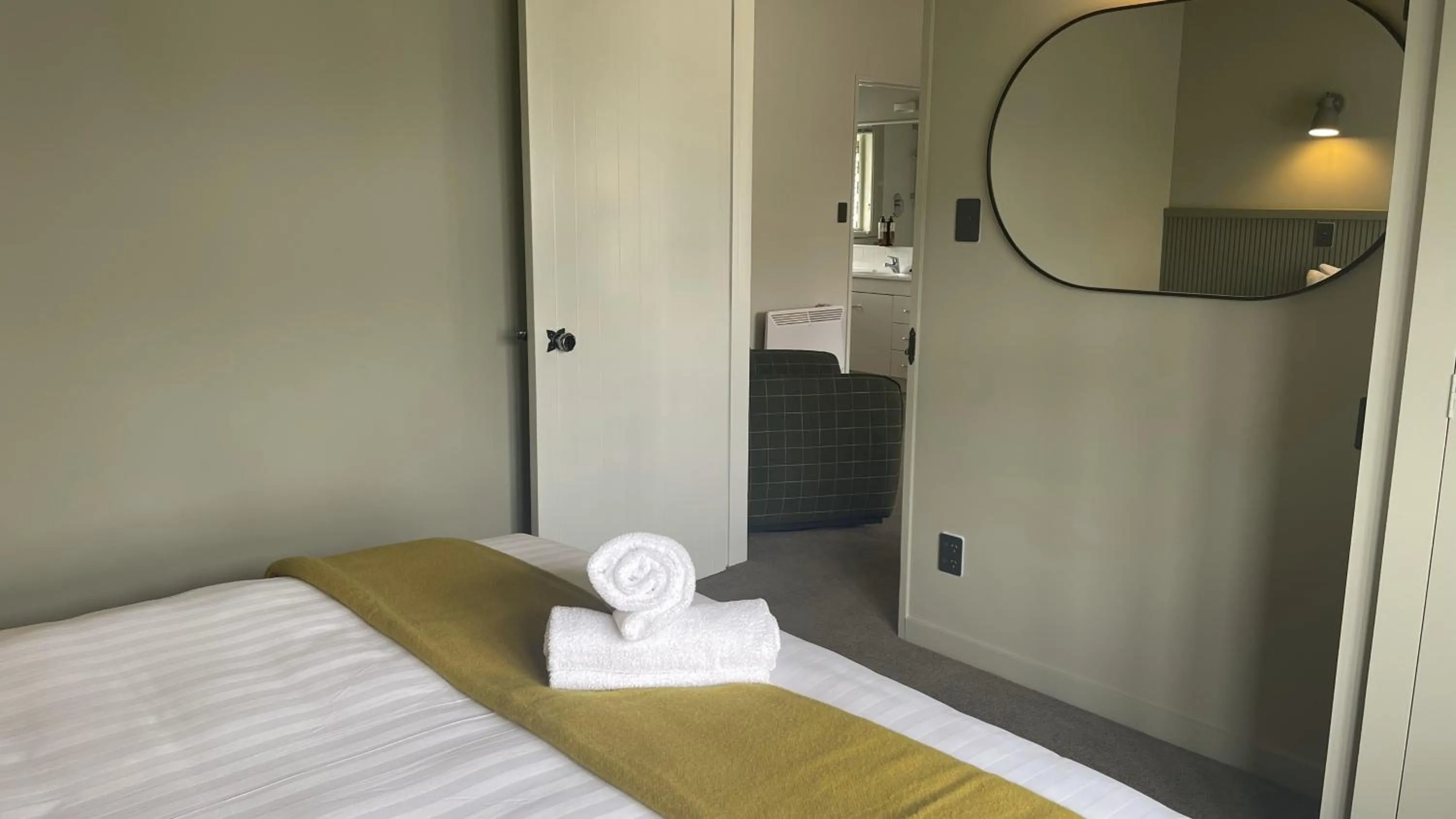 Bedroom, Bed in The Elmwood Motel