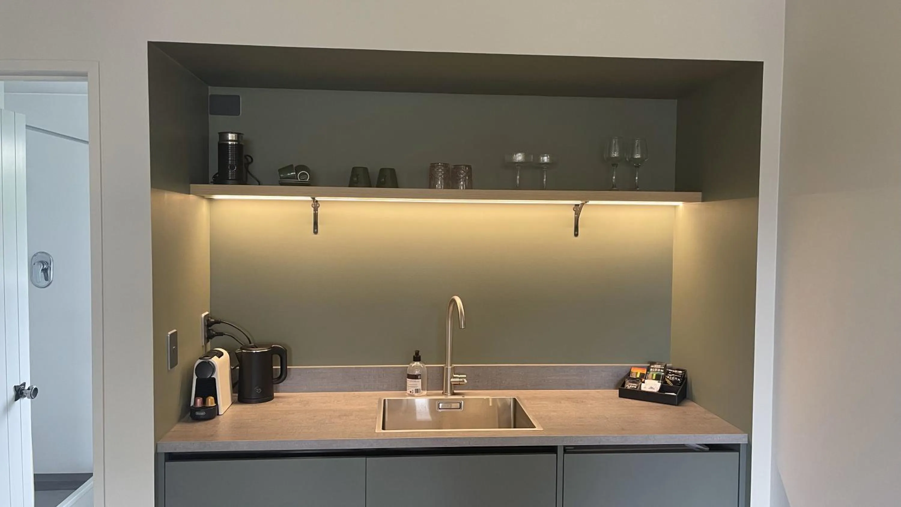 Kitchen or kitchenette in The Elmwood Motel