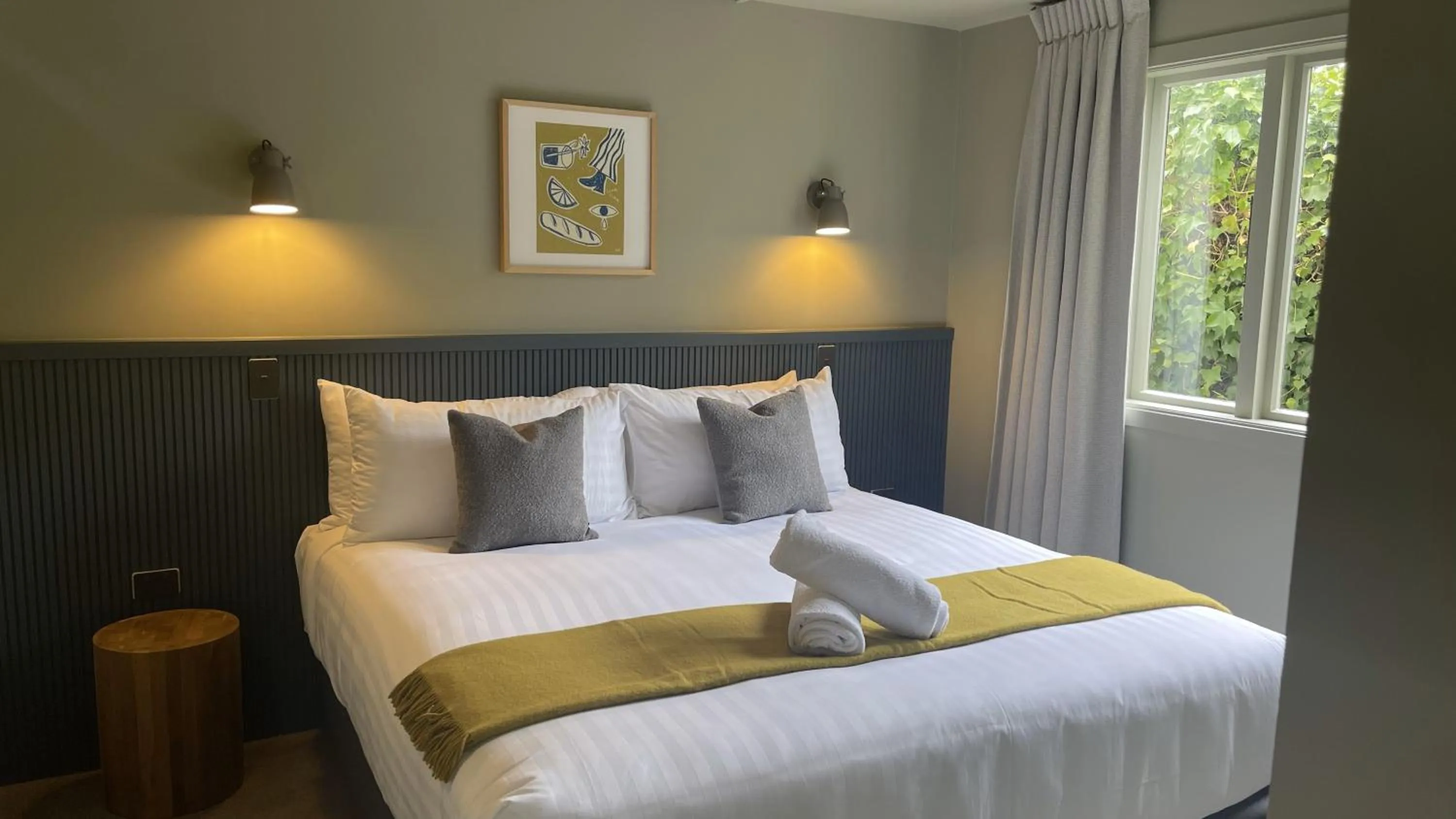 Bed in The Elmwood Motel