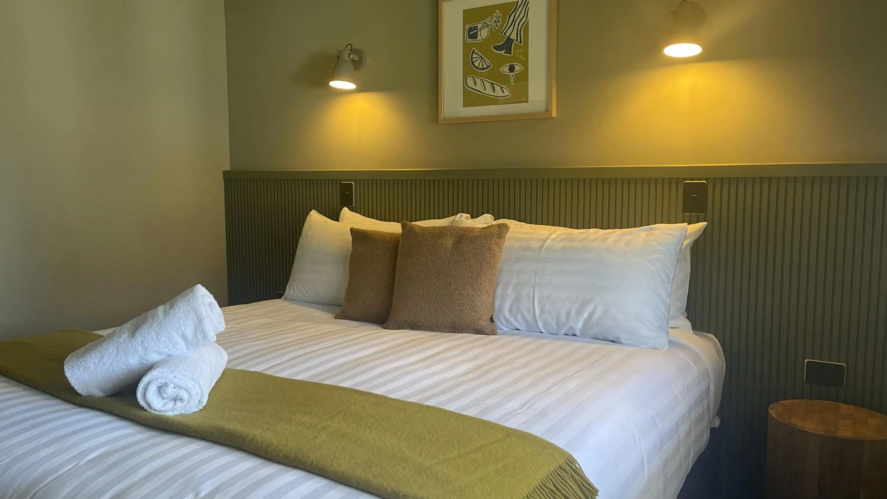 Bed in The Elmwood Motel