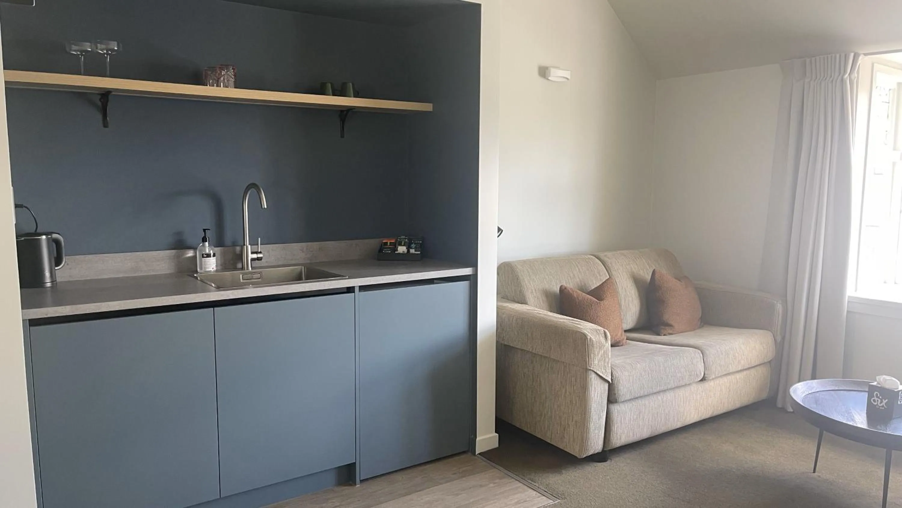 Kitchen or kitchenette in The Elmwood Motel