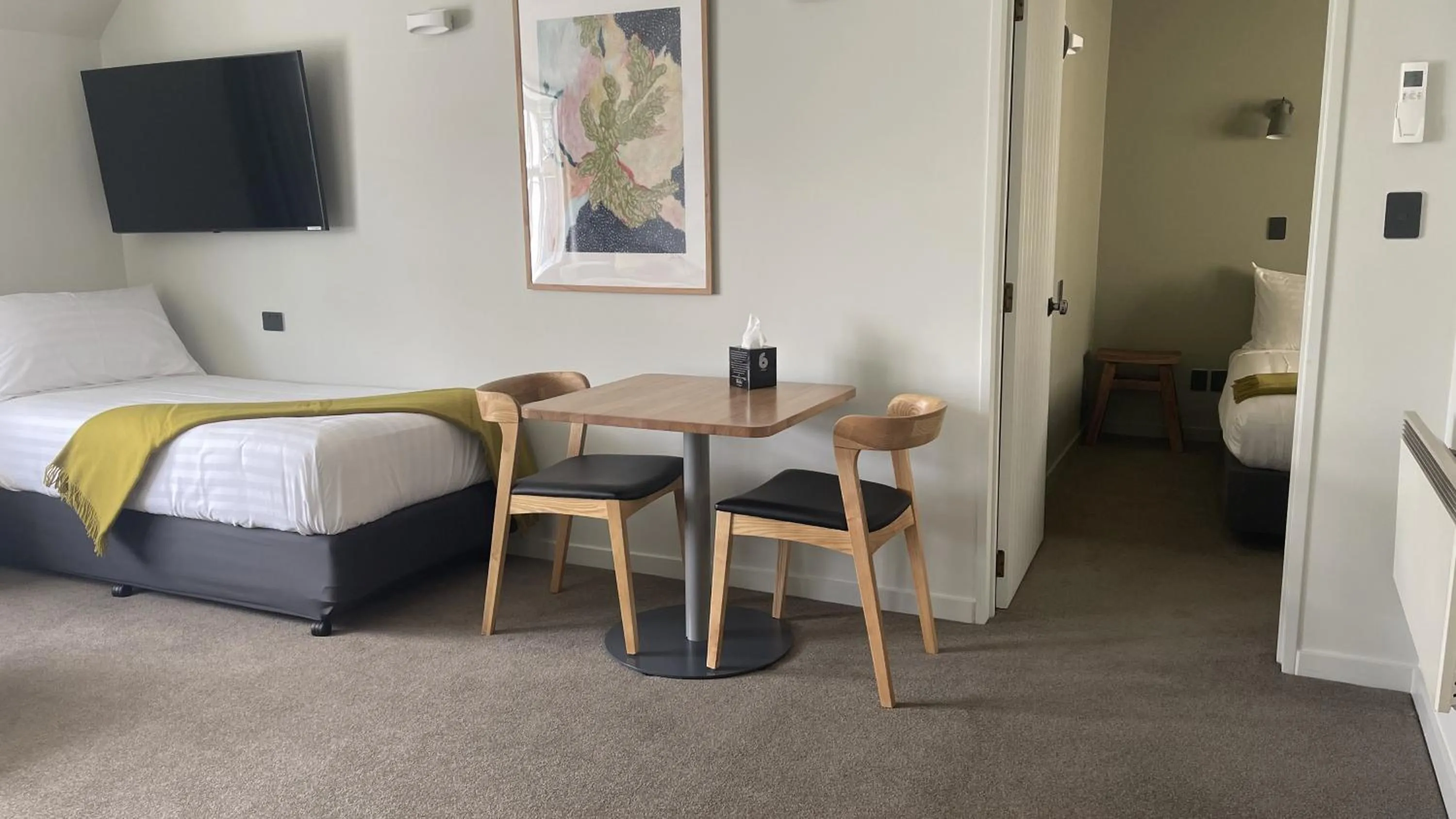 Living room, Bed in The Elmwood Motel