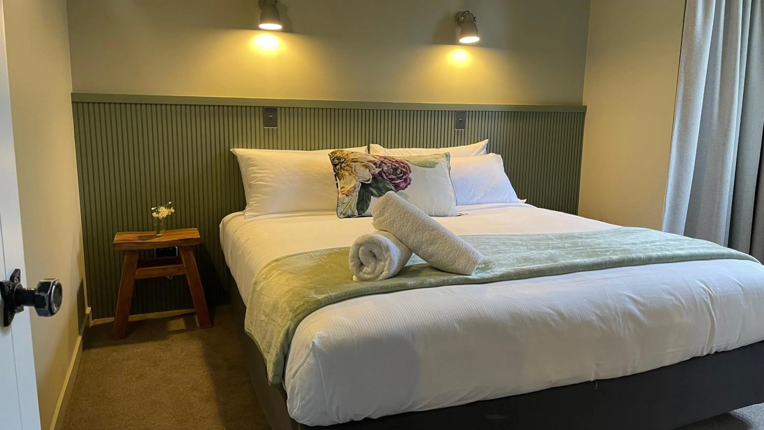 Photo of the whole room, Bed in The Elmwood Motel