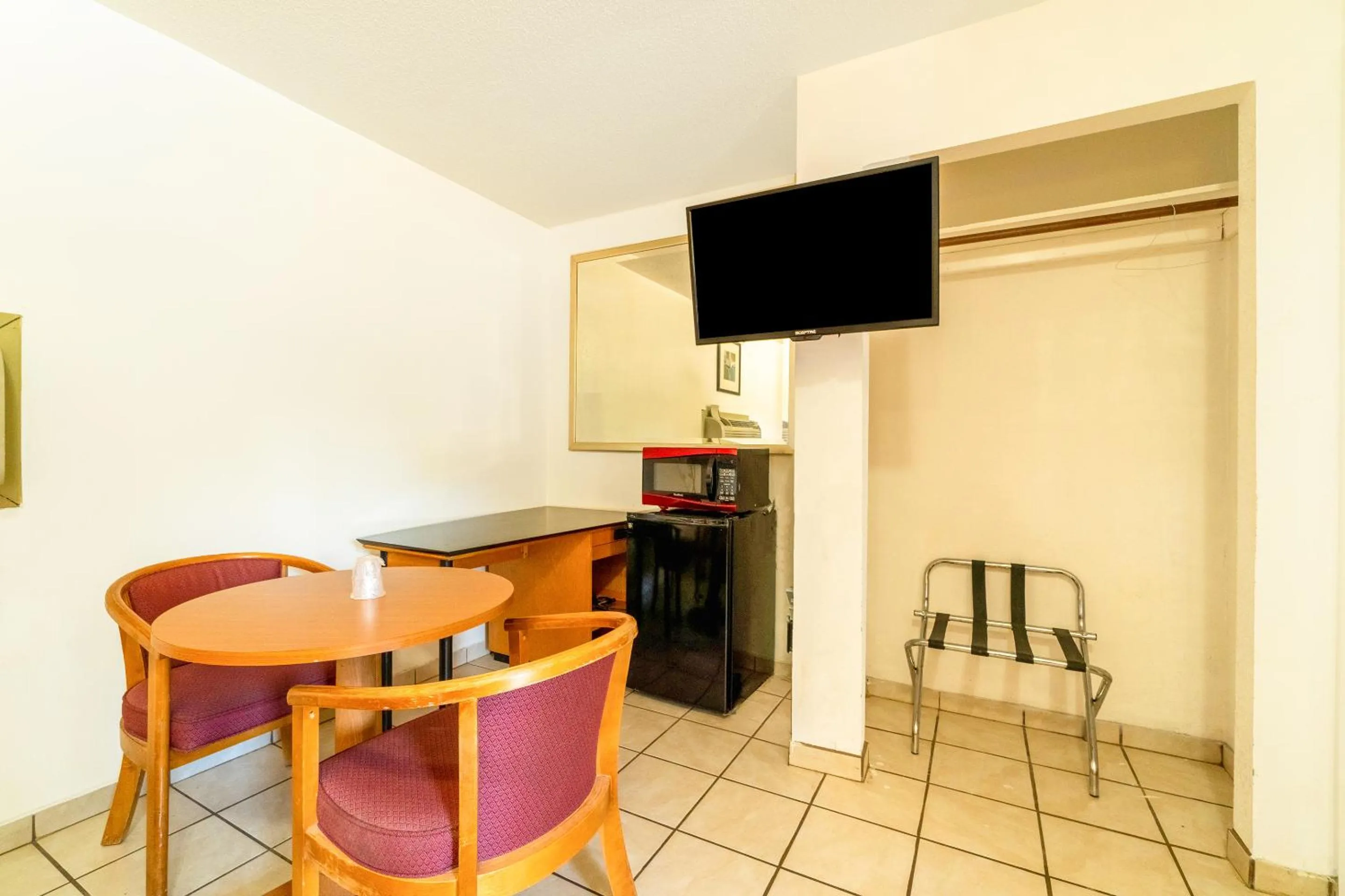 TV and multimedia in The Inn By OYO El Dorado Lake