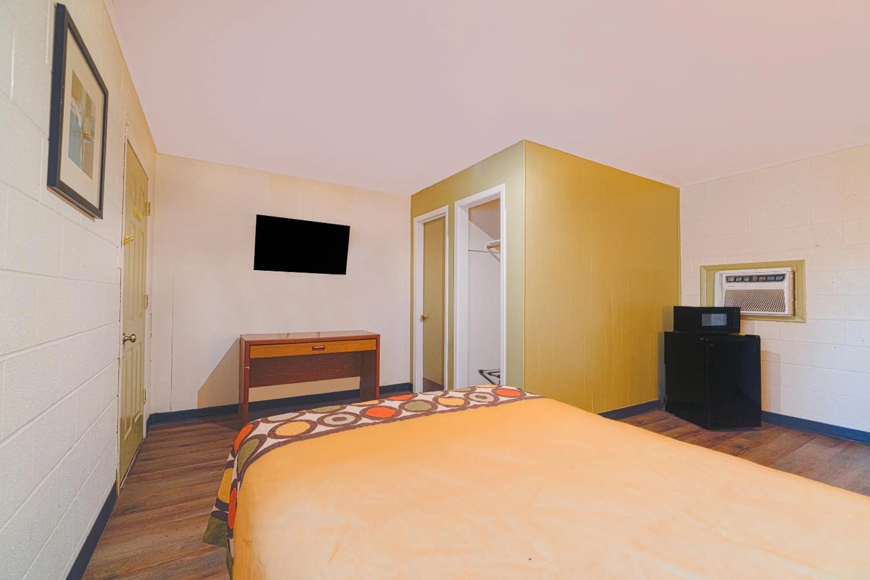 Bedroom in The Inn By OYO El Dorado Lake