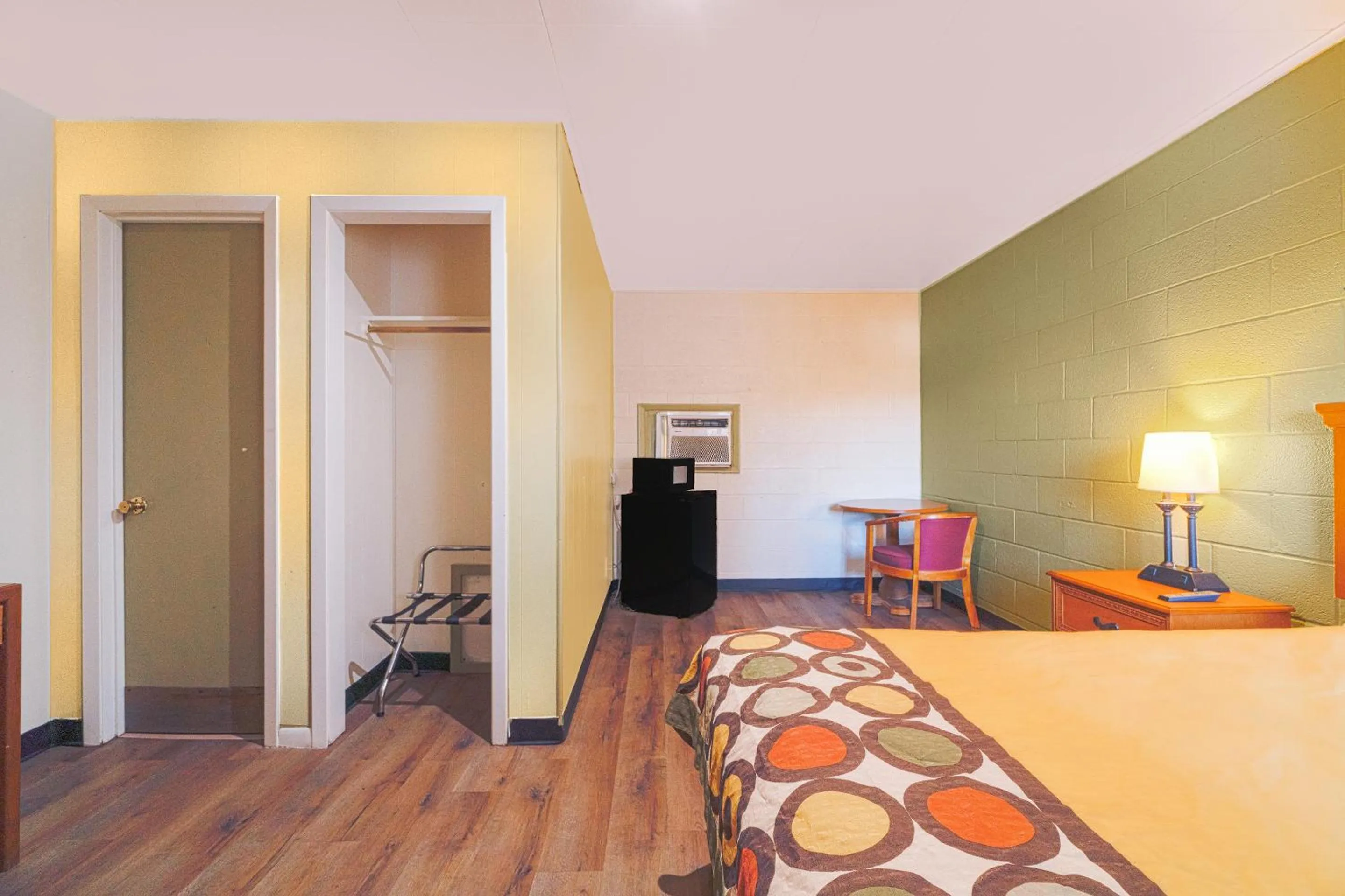 Bedroom in The Inn By OYO El Dorado Lake