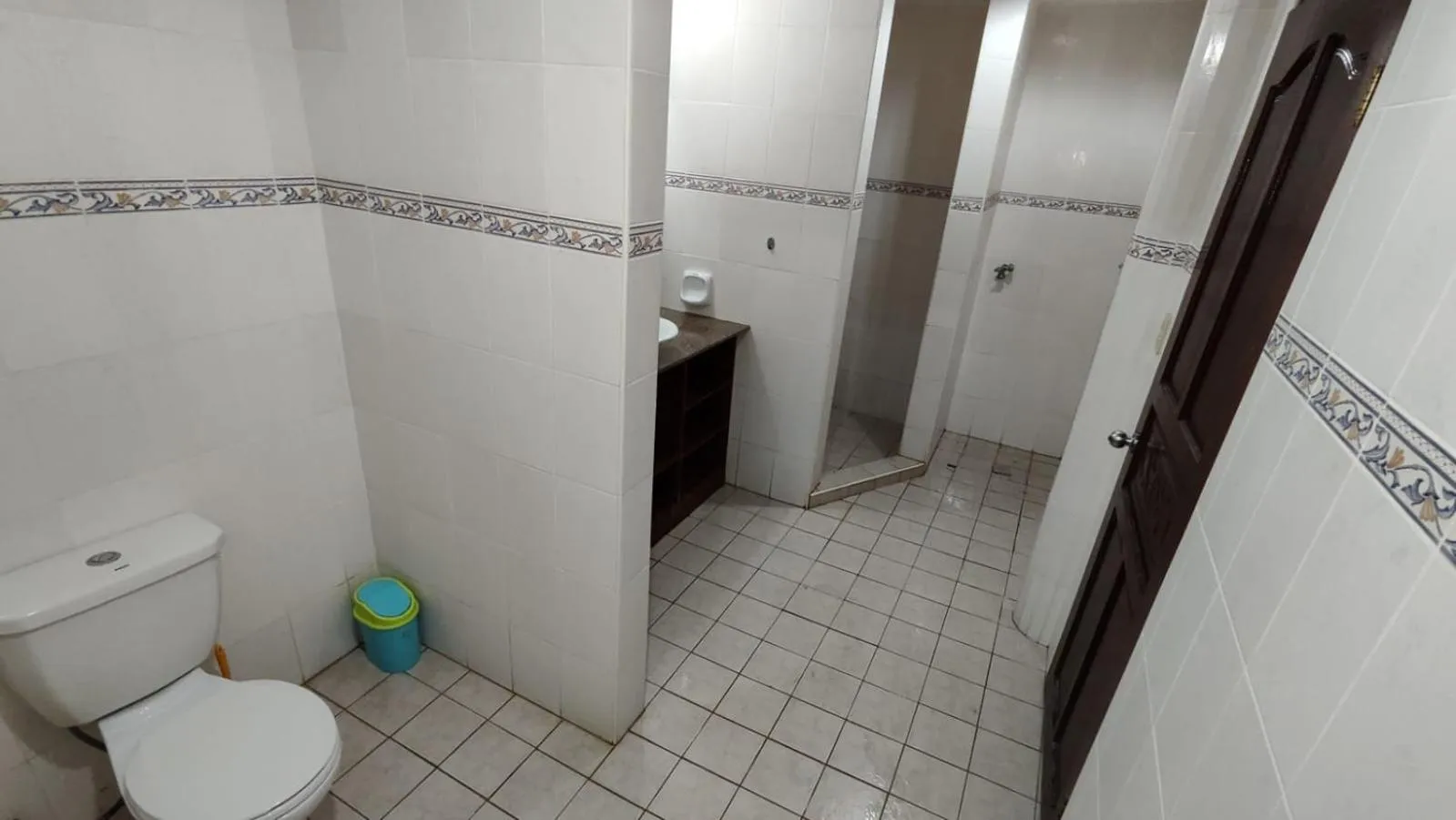 Bathroom in Bluewaves Resort - Basdaku by Hiverooms