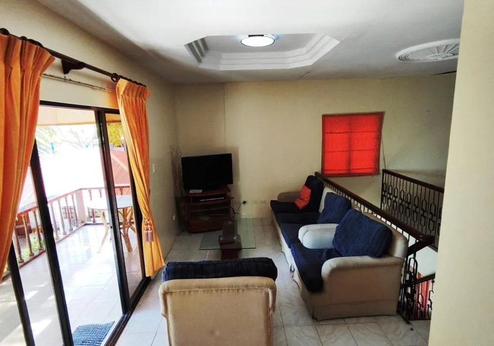 Communal lounge/ TV room in Bluewaves Resort - Basdaku by Hiverooms