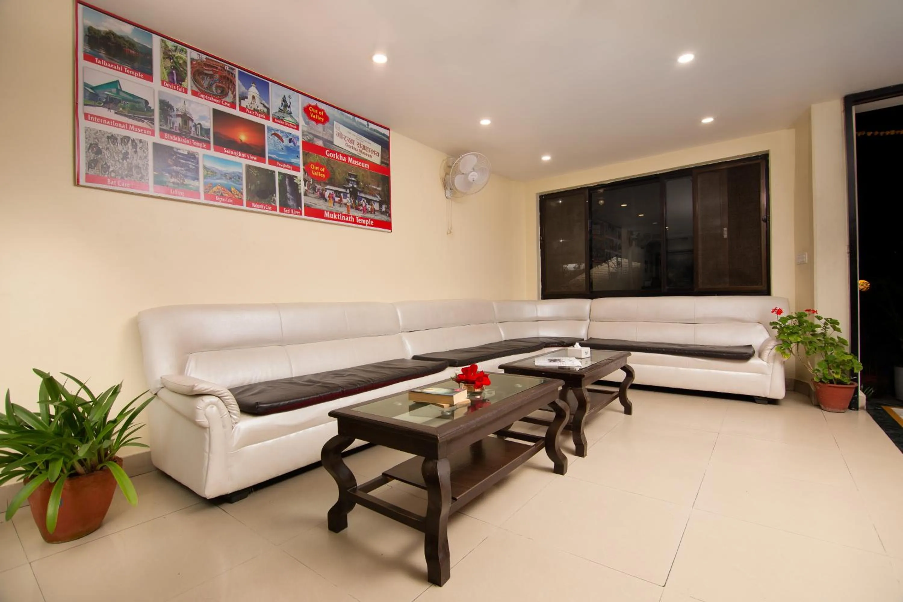 Communal lounge/ TV room in Hotel Nomad Inn