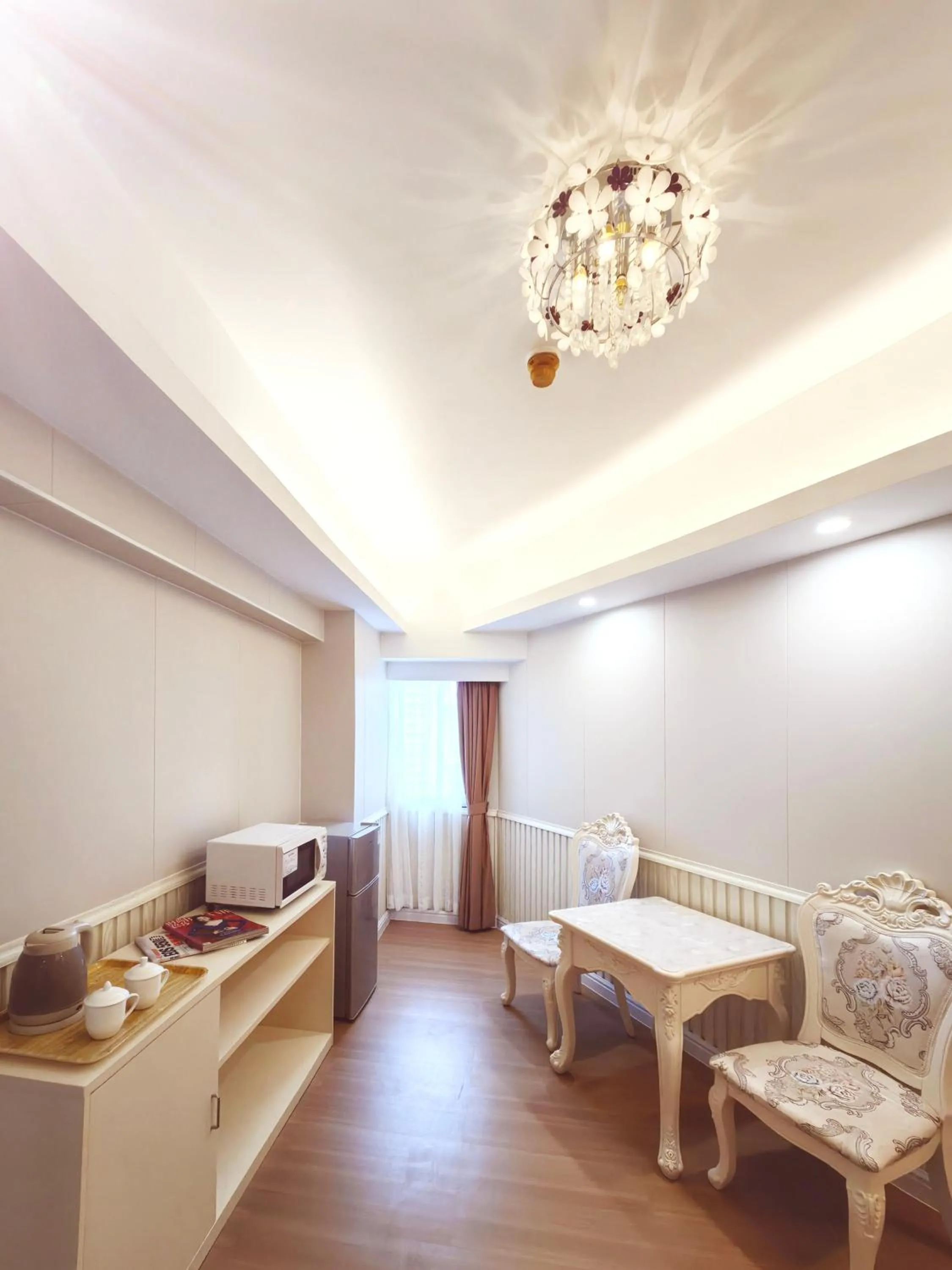 Living room, Bed in Mihua International Apartment