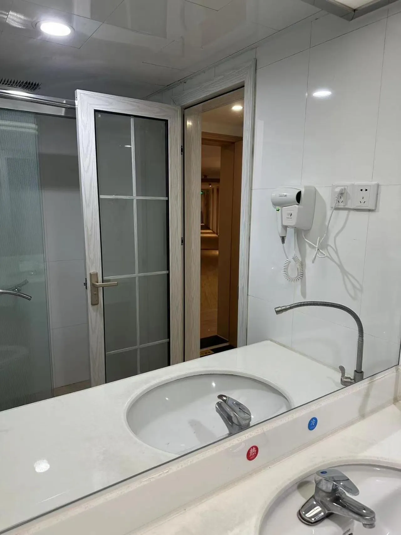 Shower in Mihua International Apartment