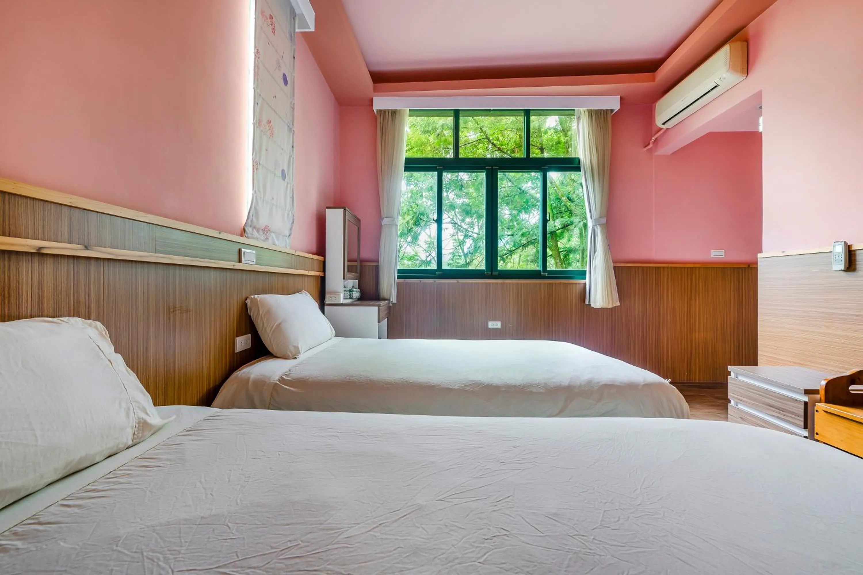 Photo of the whole room, Bed in Green House