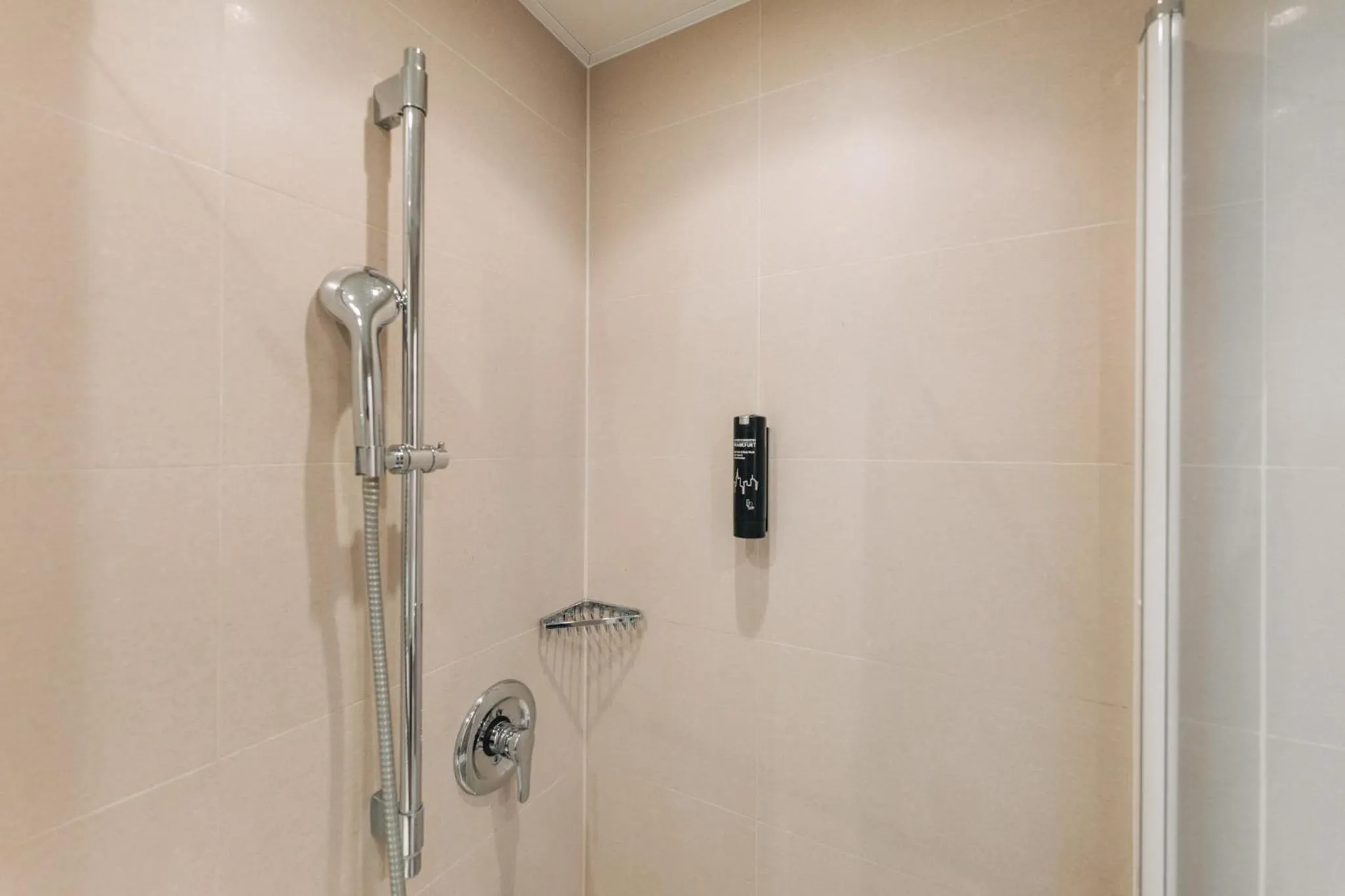 Shower in Homaris Corner Hotel