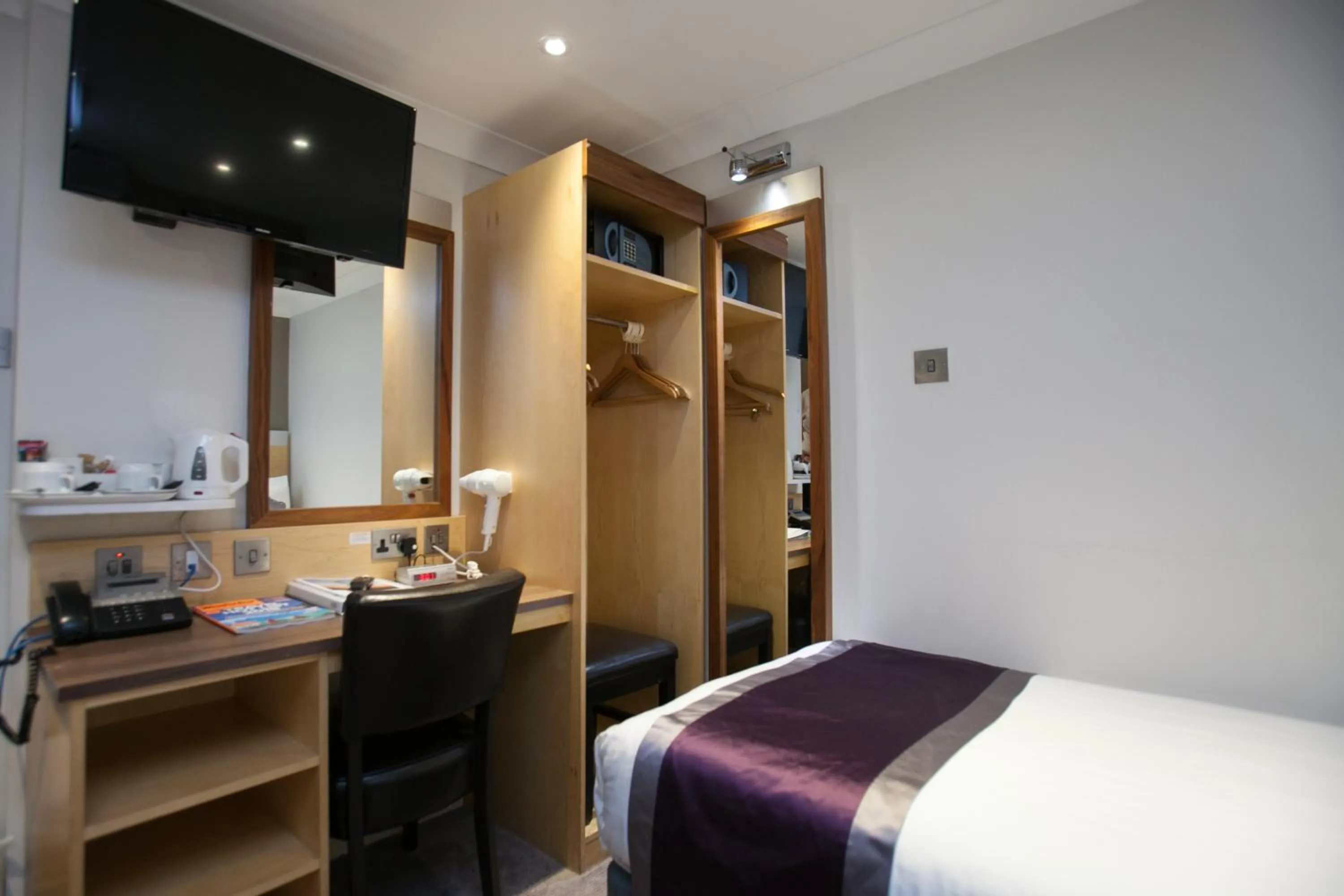 Bed in Best Western Victoria Palace