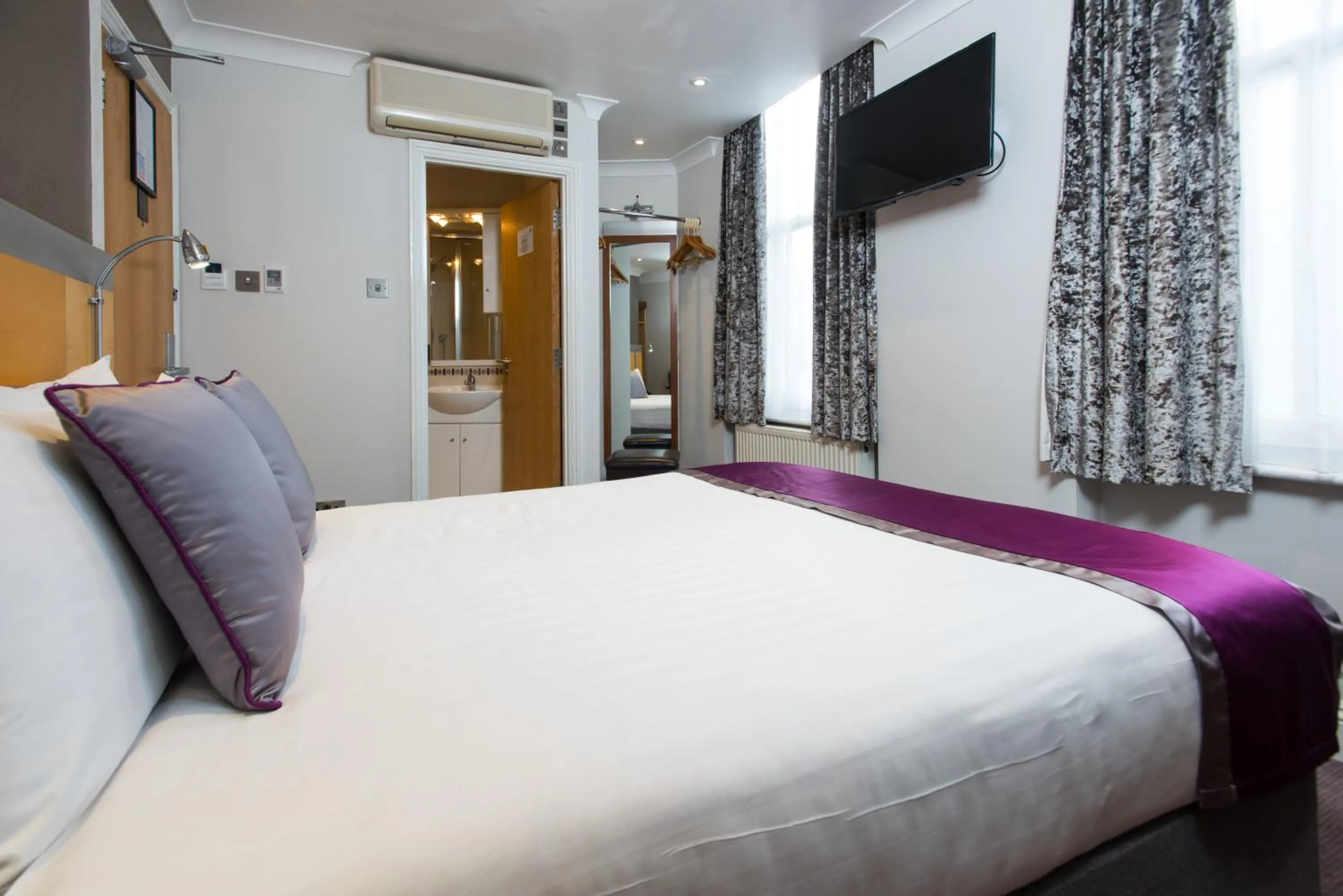 Bed in Best Western Victoria Palace