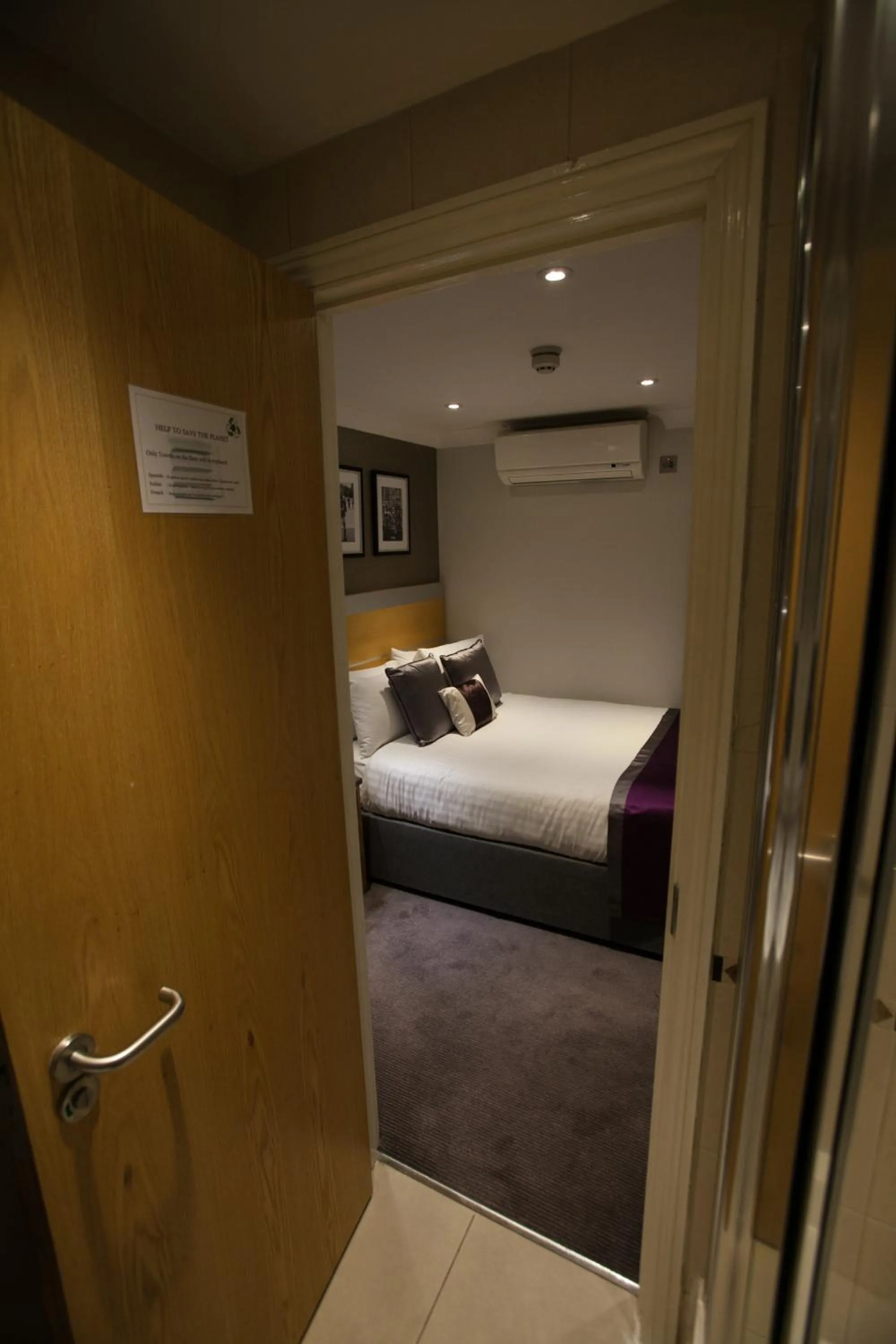 Bed in Best Western Victoria Palace