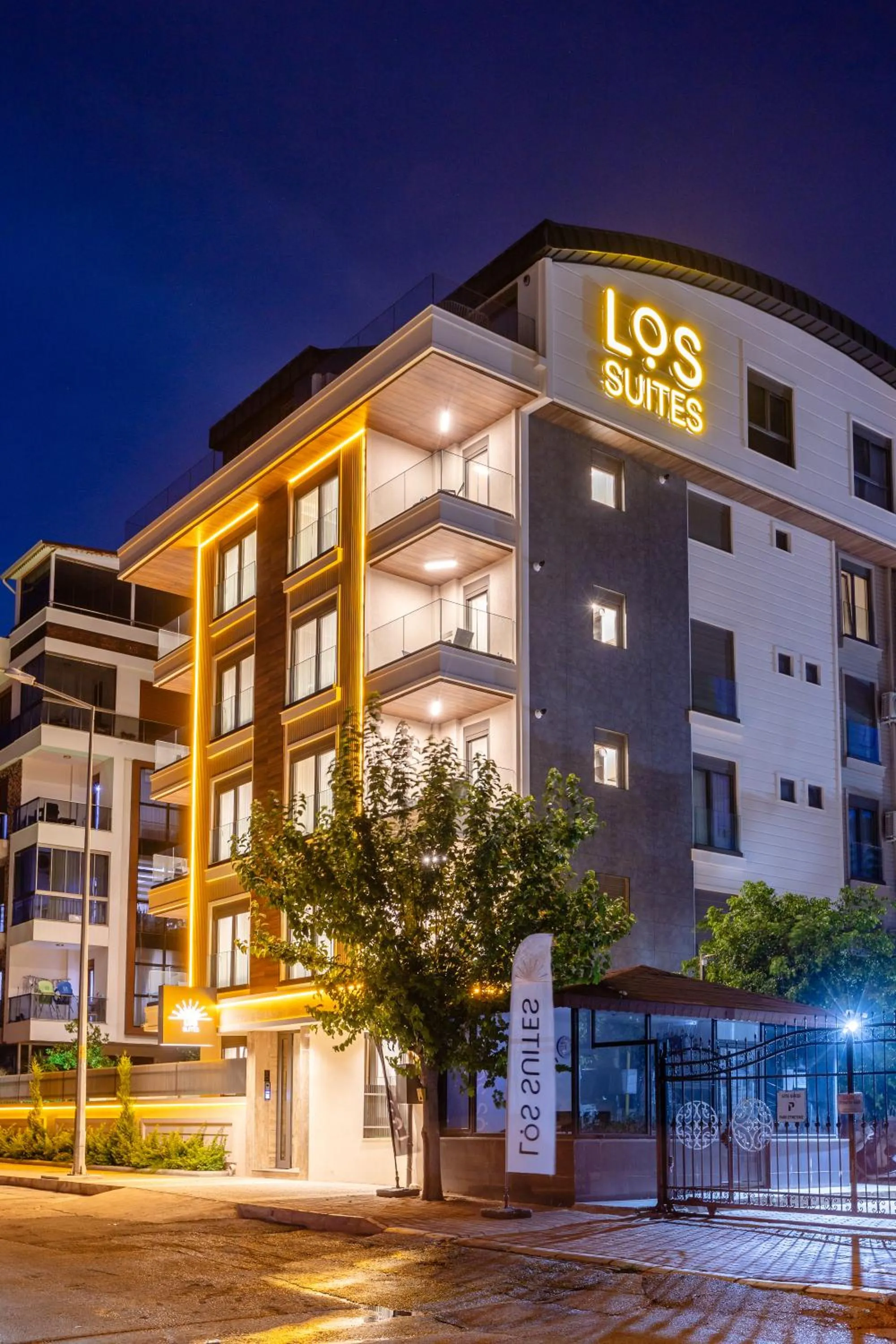 Property building in Los Suites