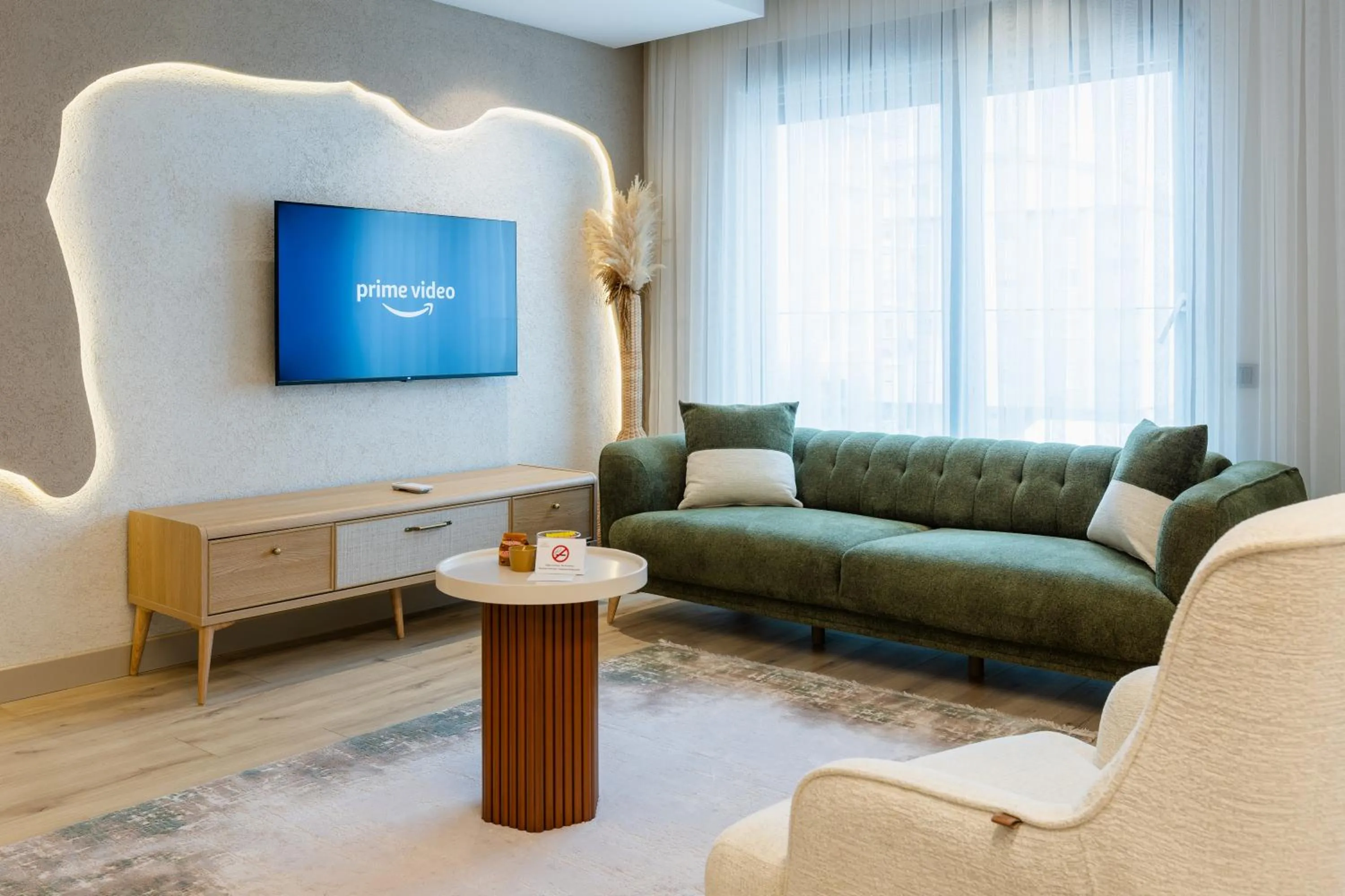 Communal lounge/ TV room in Los Suites