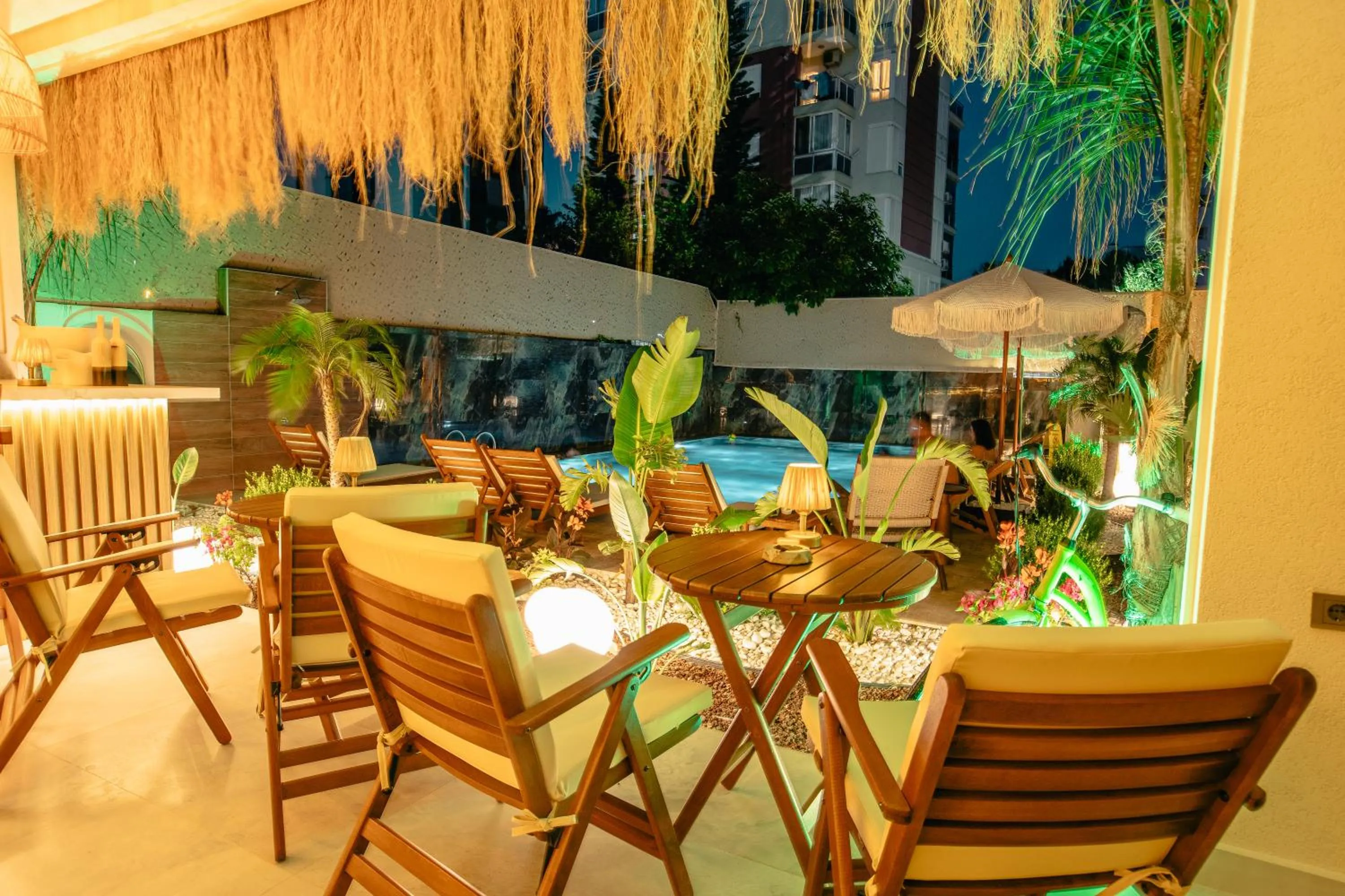 Restaurant/places to eat in Los Suites