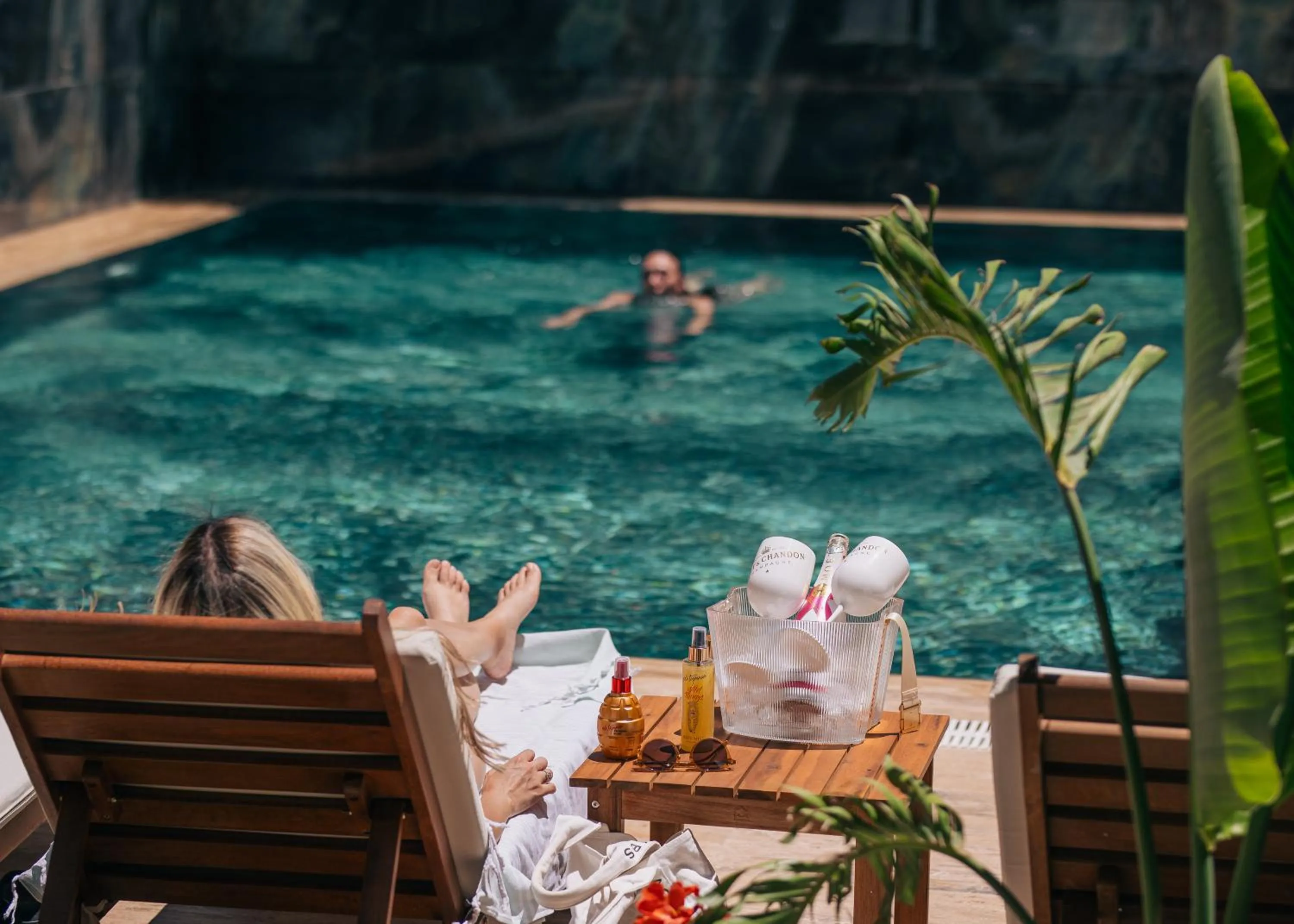 People in Los Suites