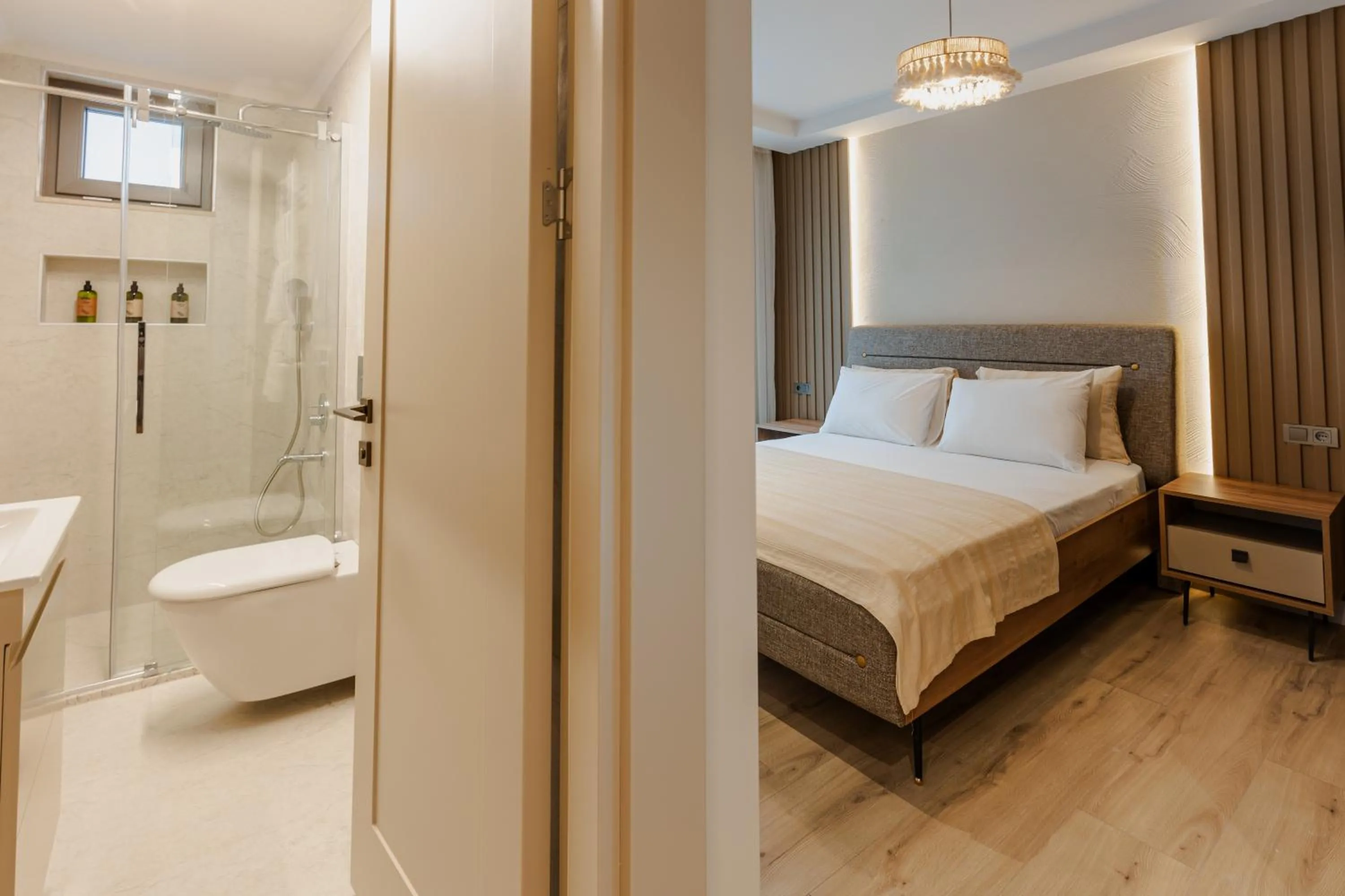Shower, Bed in Los Suites