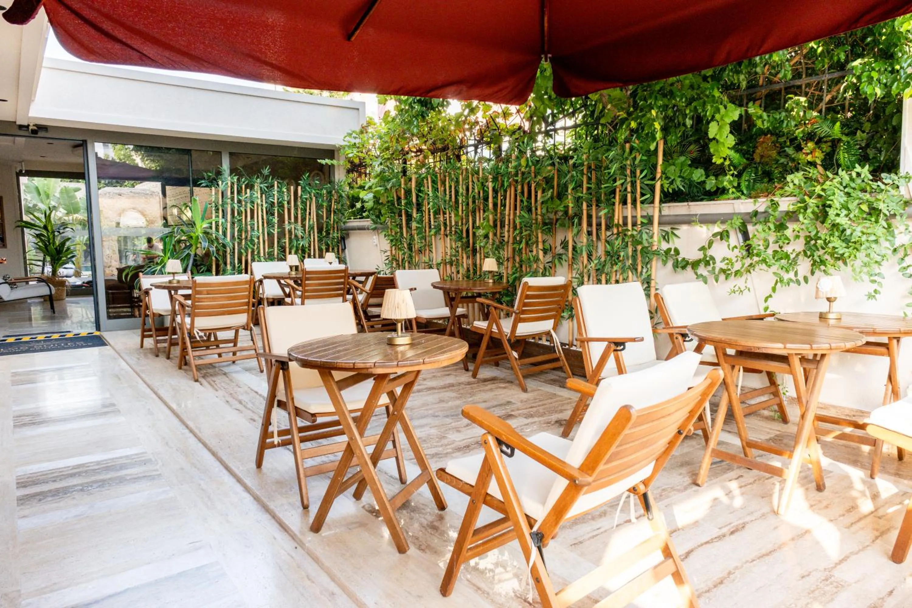 Restaurant/places to eat in Los Suites