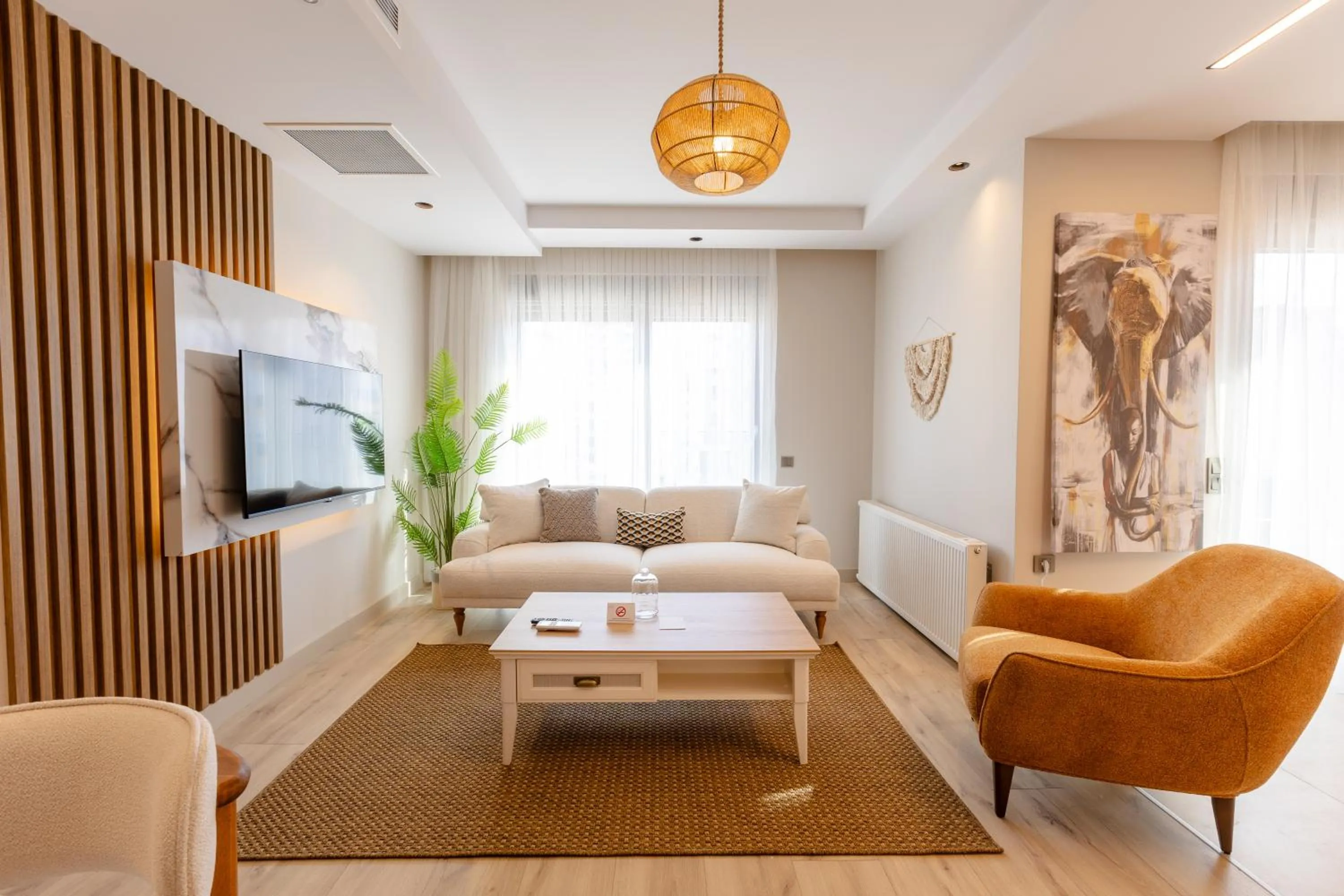 Communal lounge/ TV room in Los Suites