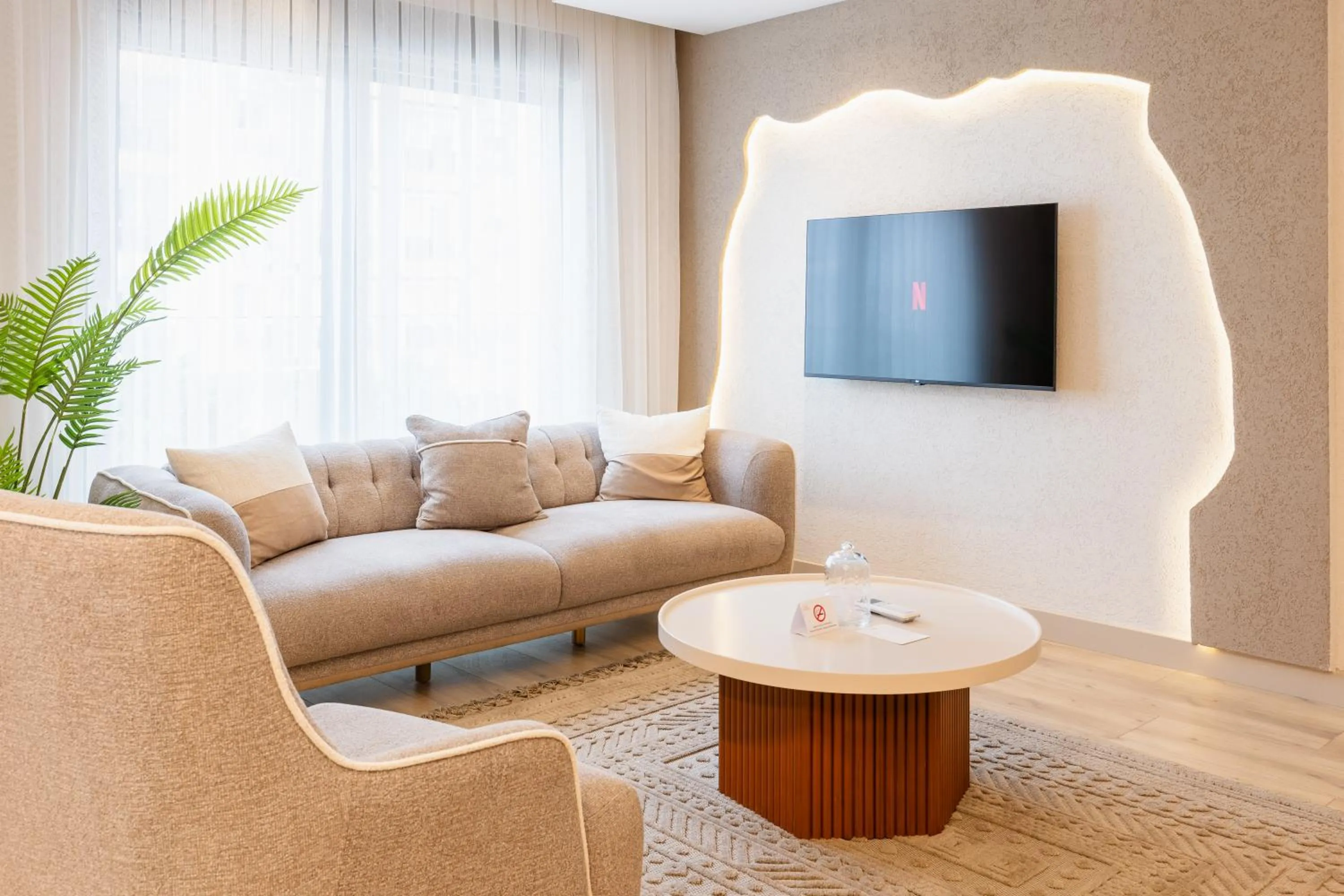 Communal lounge/ TV room in Los Suites