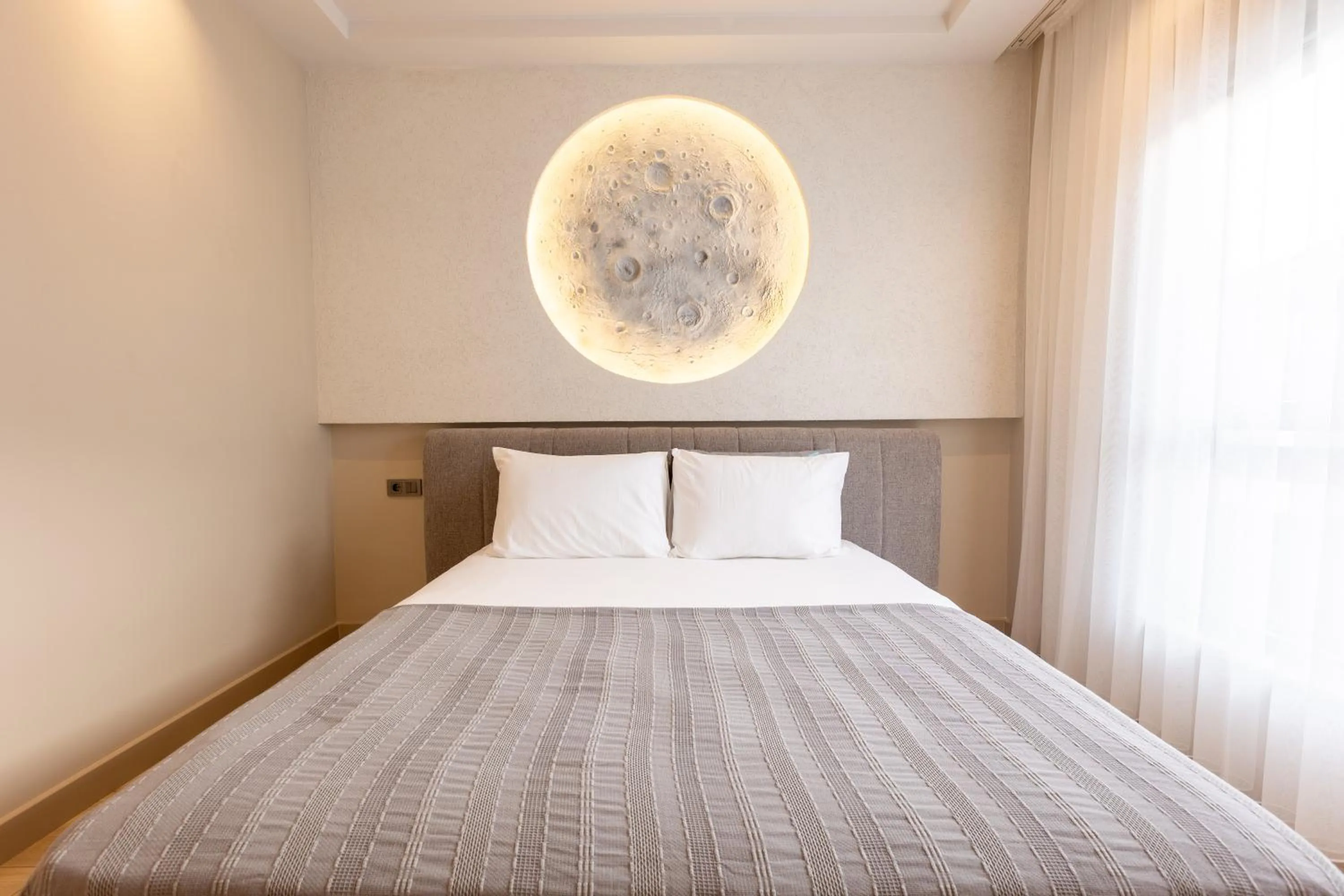 Communal lounge/ TV room, Bed in Los Suites