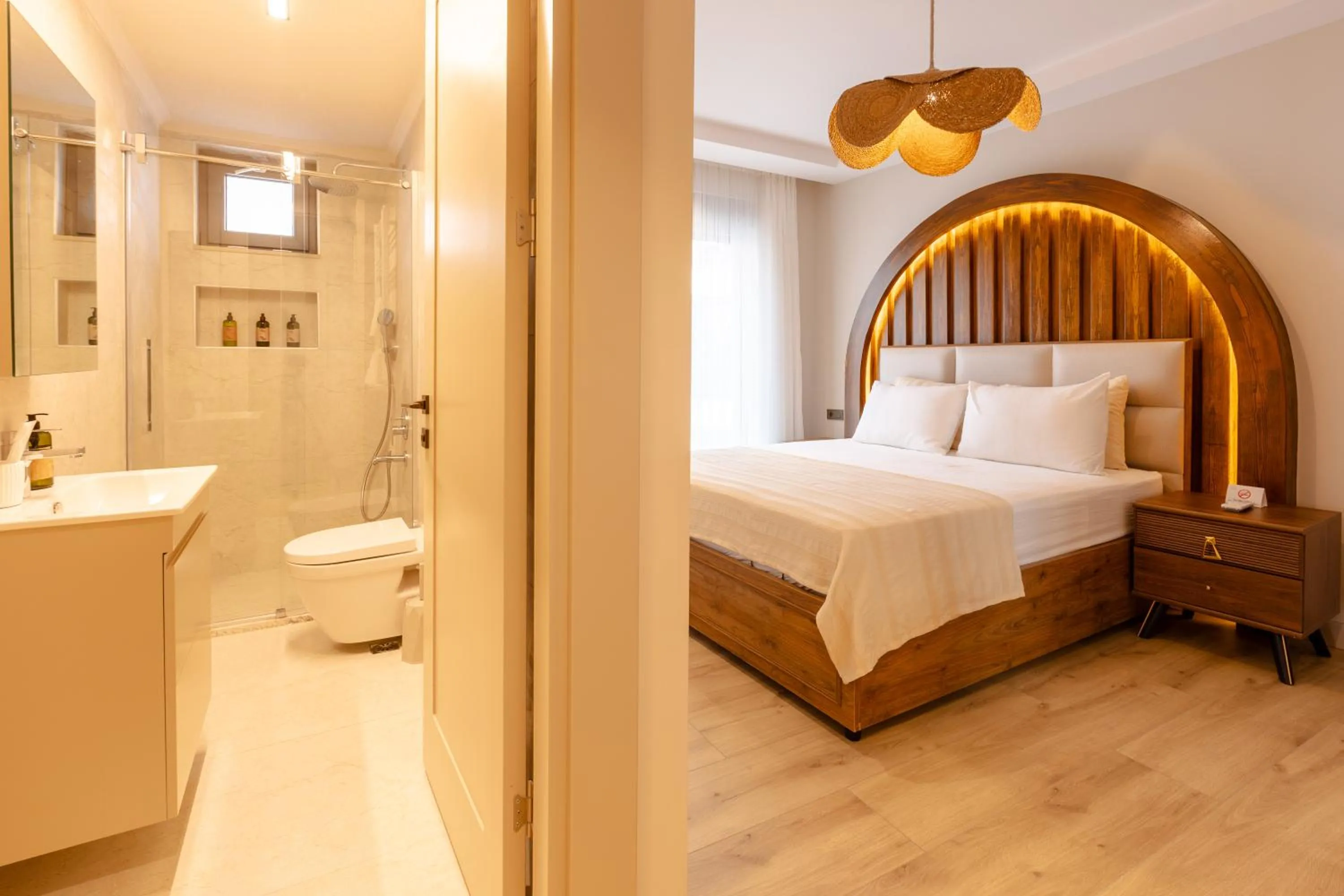 Shower, Bed in Los Suites