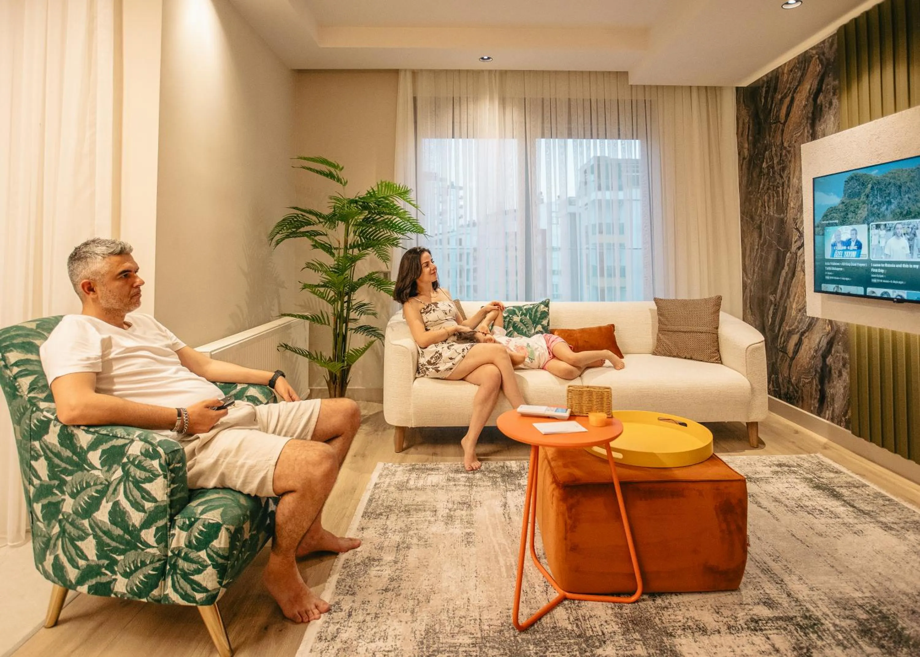 Communal lounge/ TV room in Los Suites