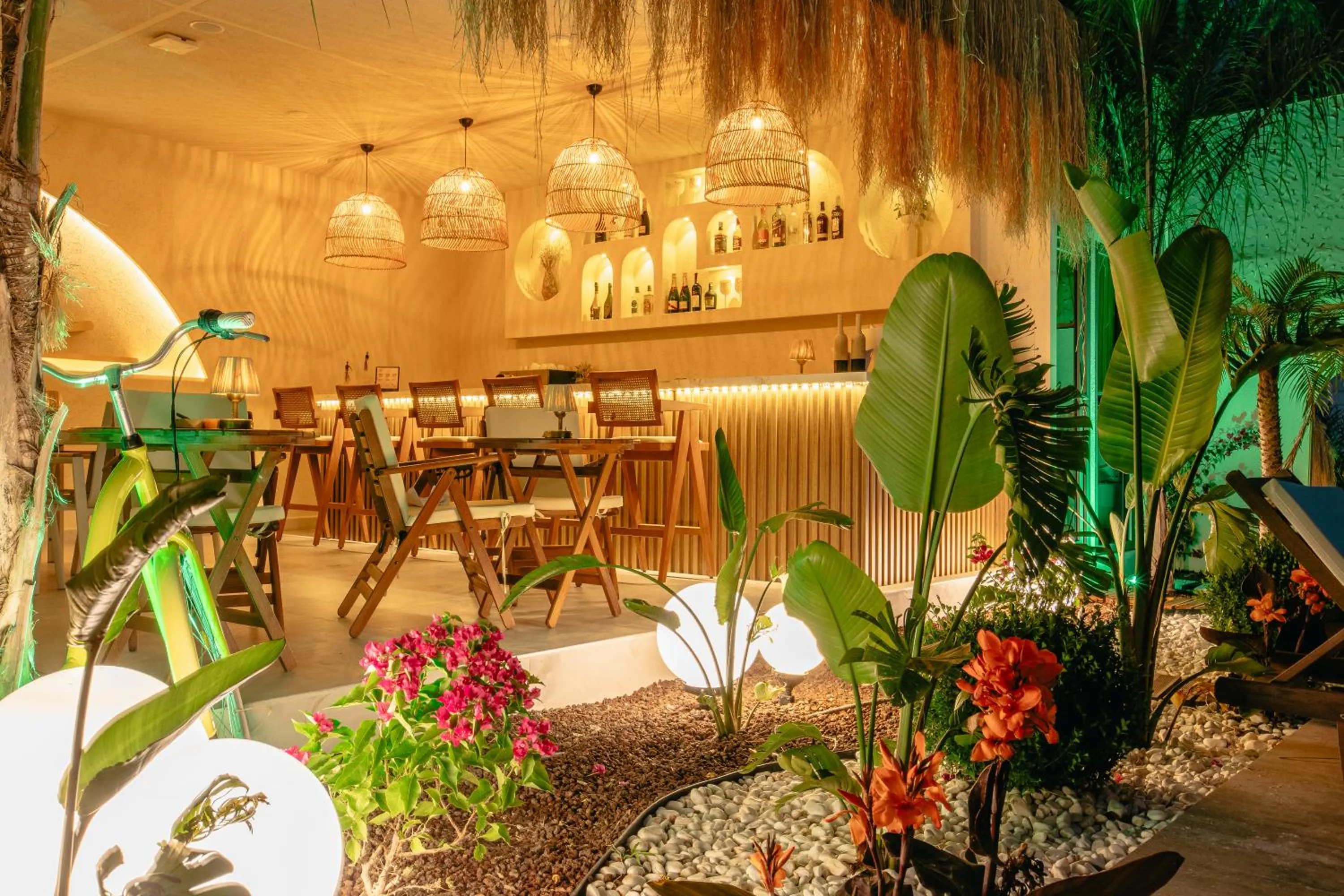 Restaurant/places to eat in Los Suites