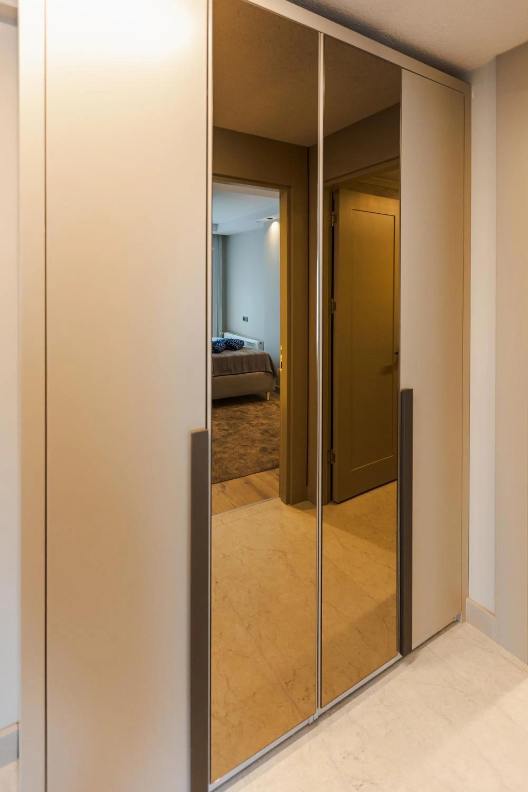 wardrobe, Bed in Los Suites