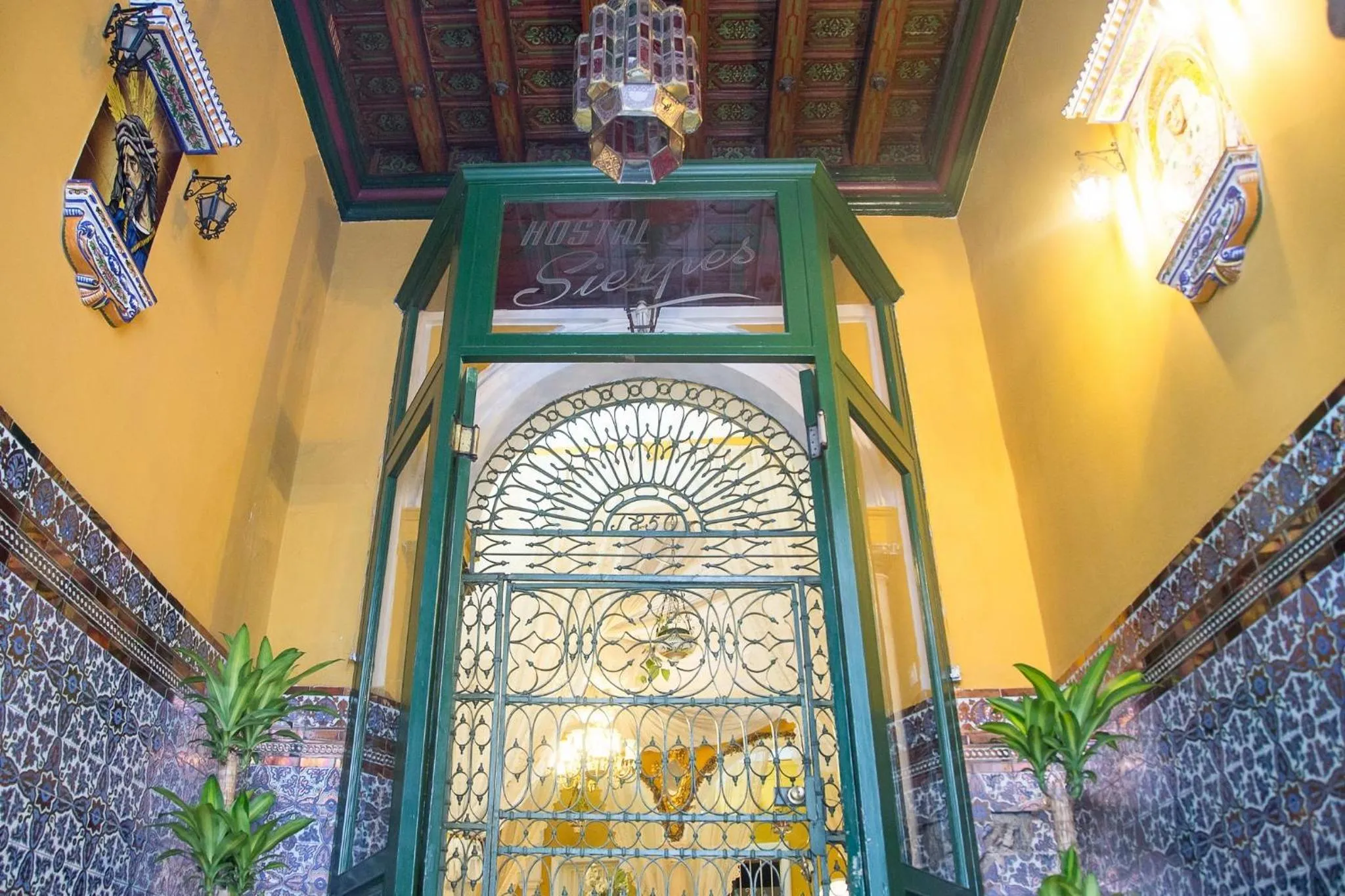 Lobby or reception in Hostal Sierpes