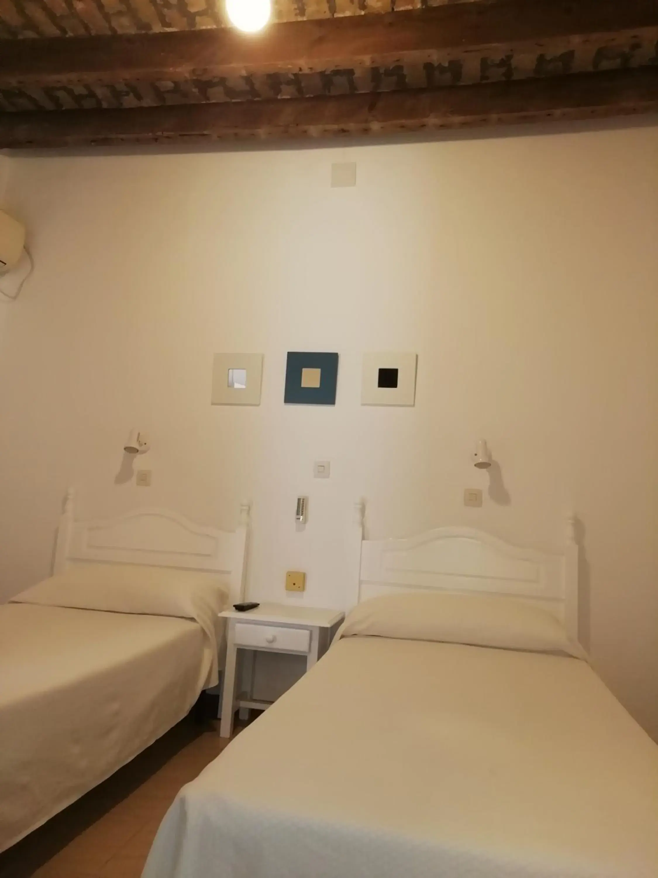 Double or Twin Room in Hostal Sierpes Double or Twin Room in Hostal Sierpes