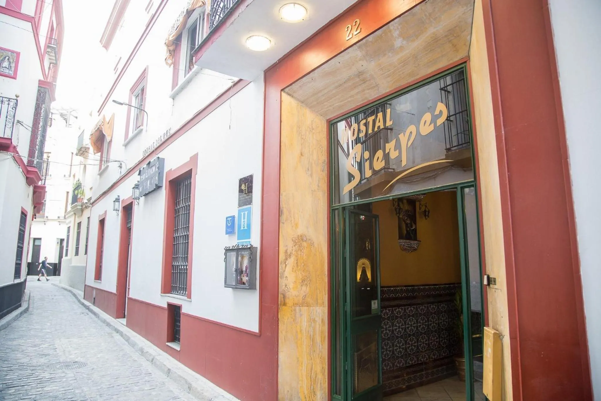 Property building in Hostal Sierpes