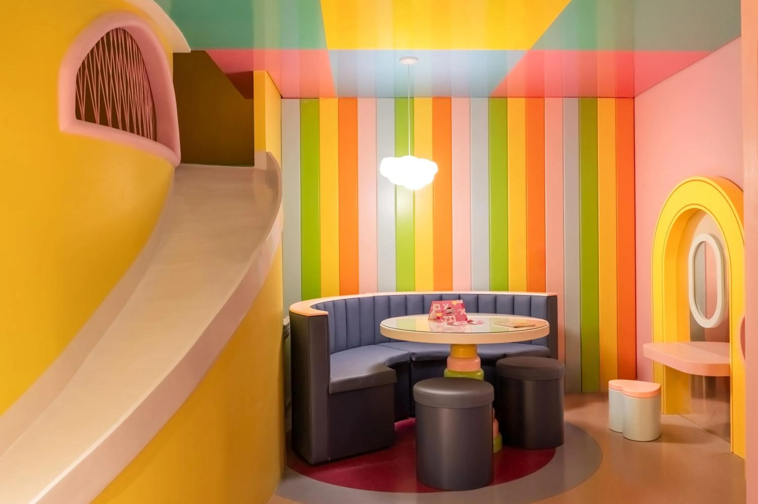 Photo of the whole room in Mundo Criamigos Hotel Gramado