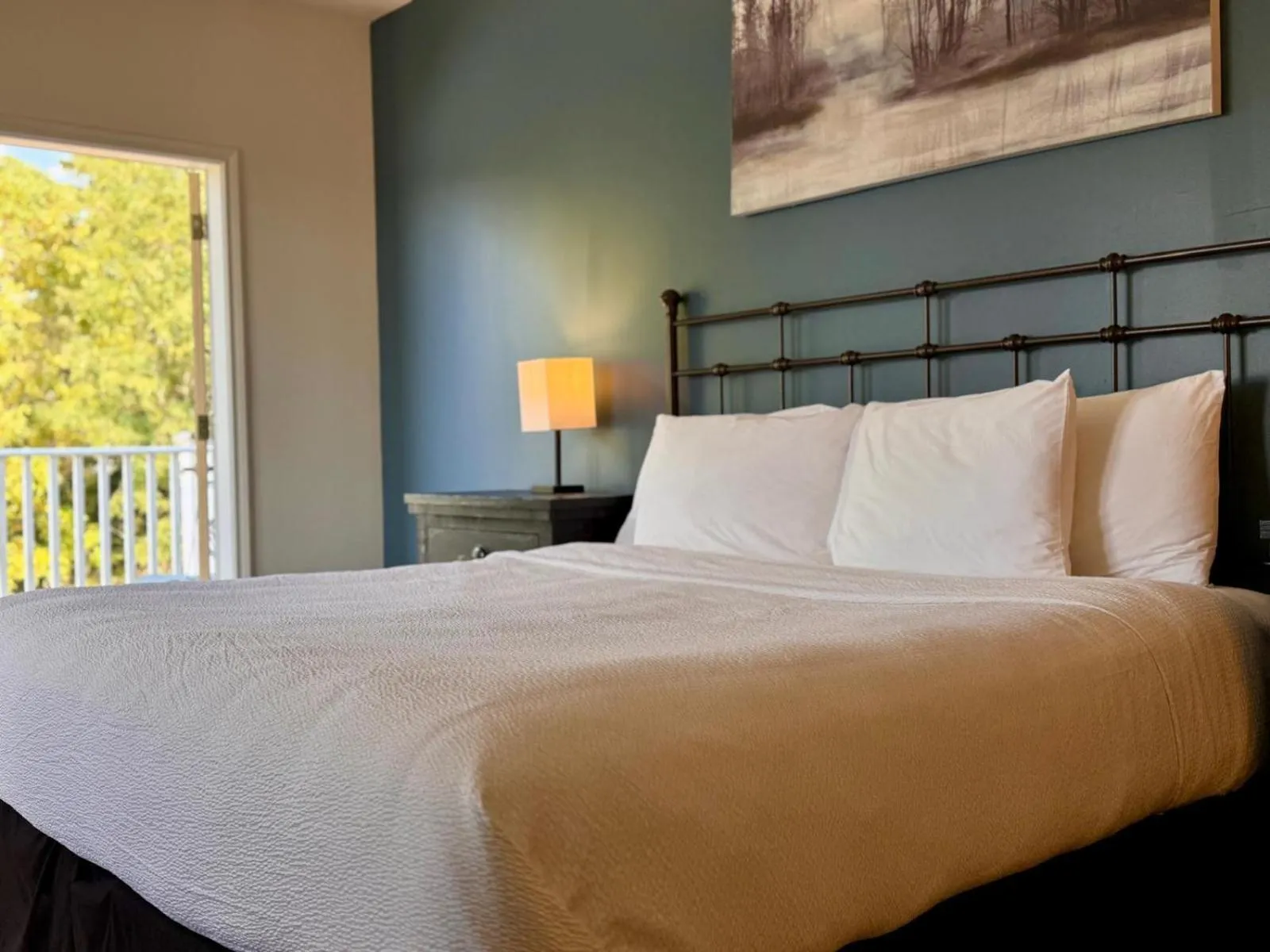 King Suite with Balcony in Stone Willow Inn