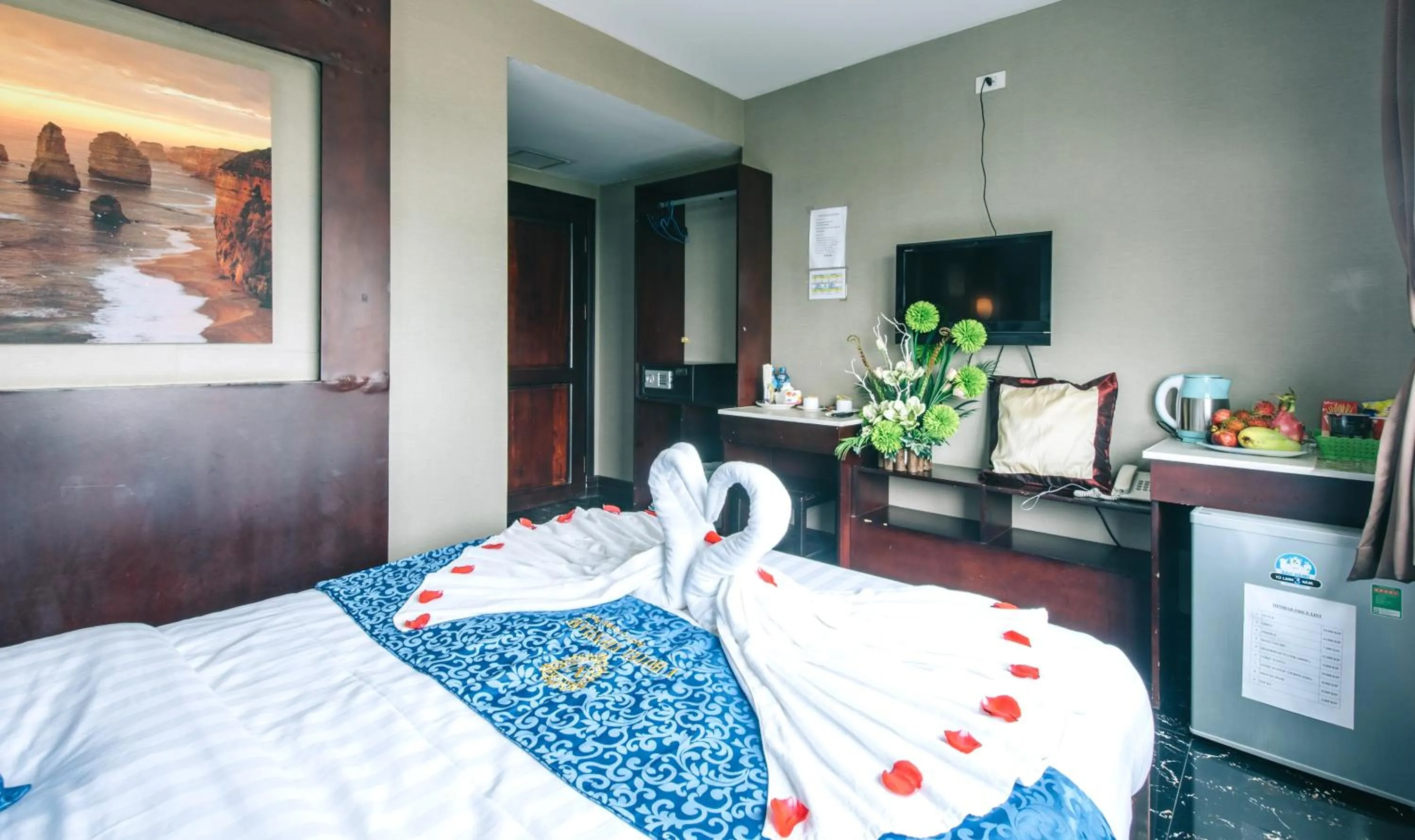 Photo of the whole room, Bed in V Hotel Vientiane