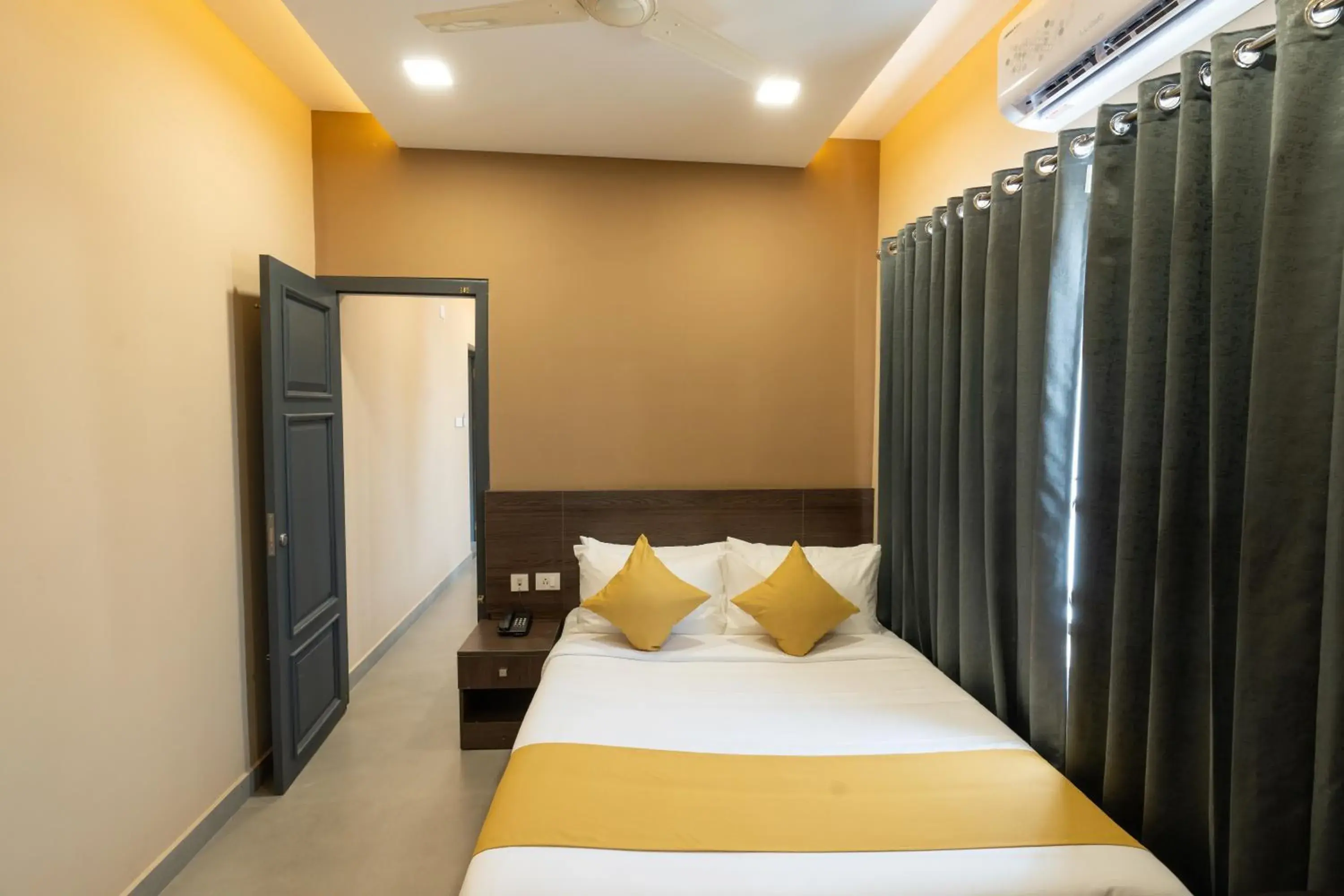 Deluxe Room - single occupancy in Saravana Grand Suites - A Unit of Saravana Bhavan Veg Tables Kochi Deluxe Room - single occupancy in Saravana Grand Suites - A Unit of Saravana Bhavan Veg Tables Kochi