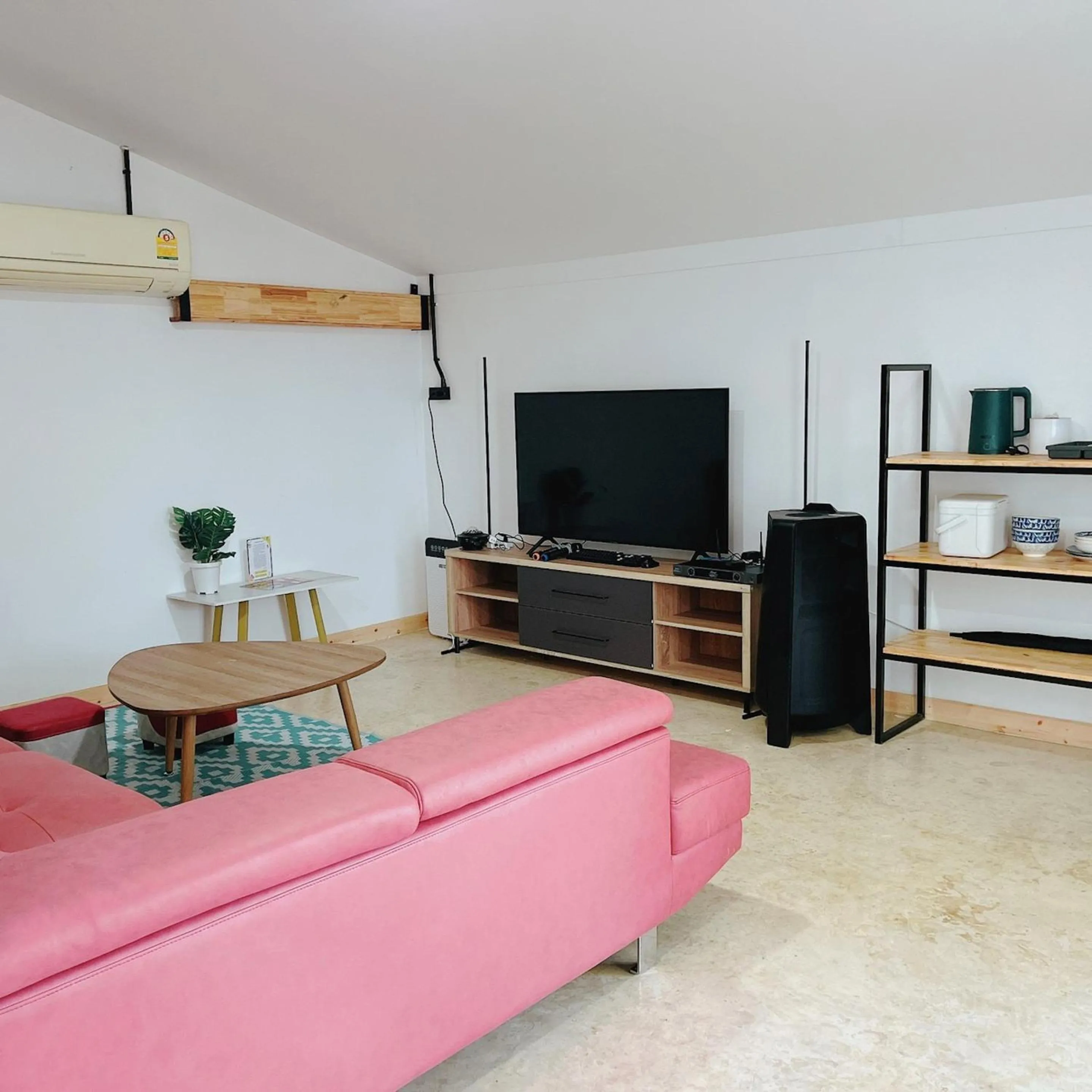 Communal lounge/ TV room in Penguin Villa Resort & Bistro