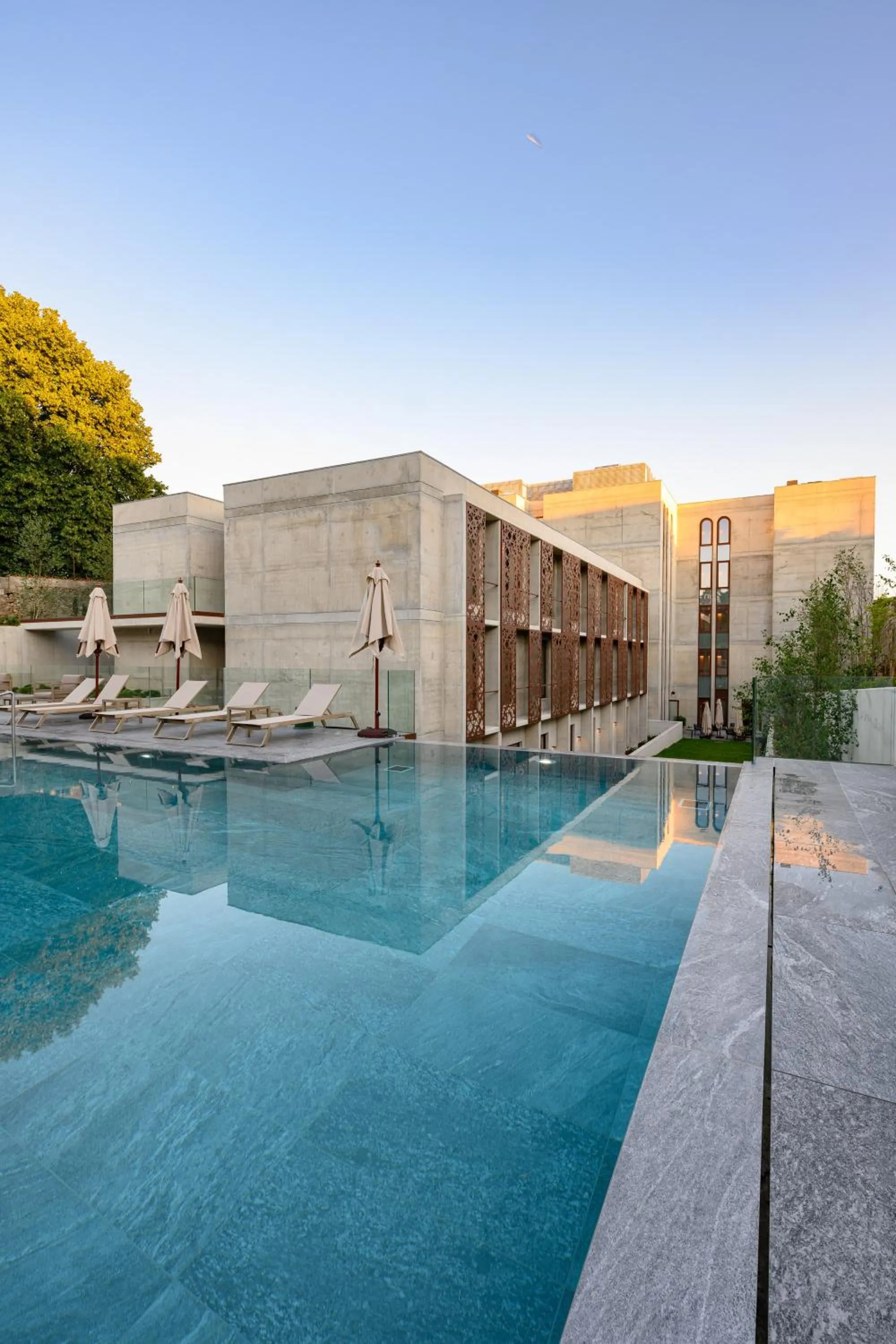 Swimming pool in INNSiDE by Meliá Braga Centro