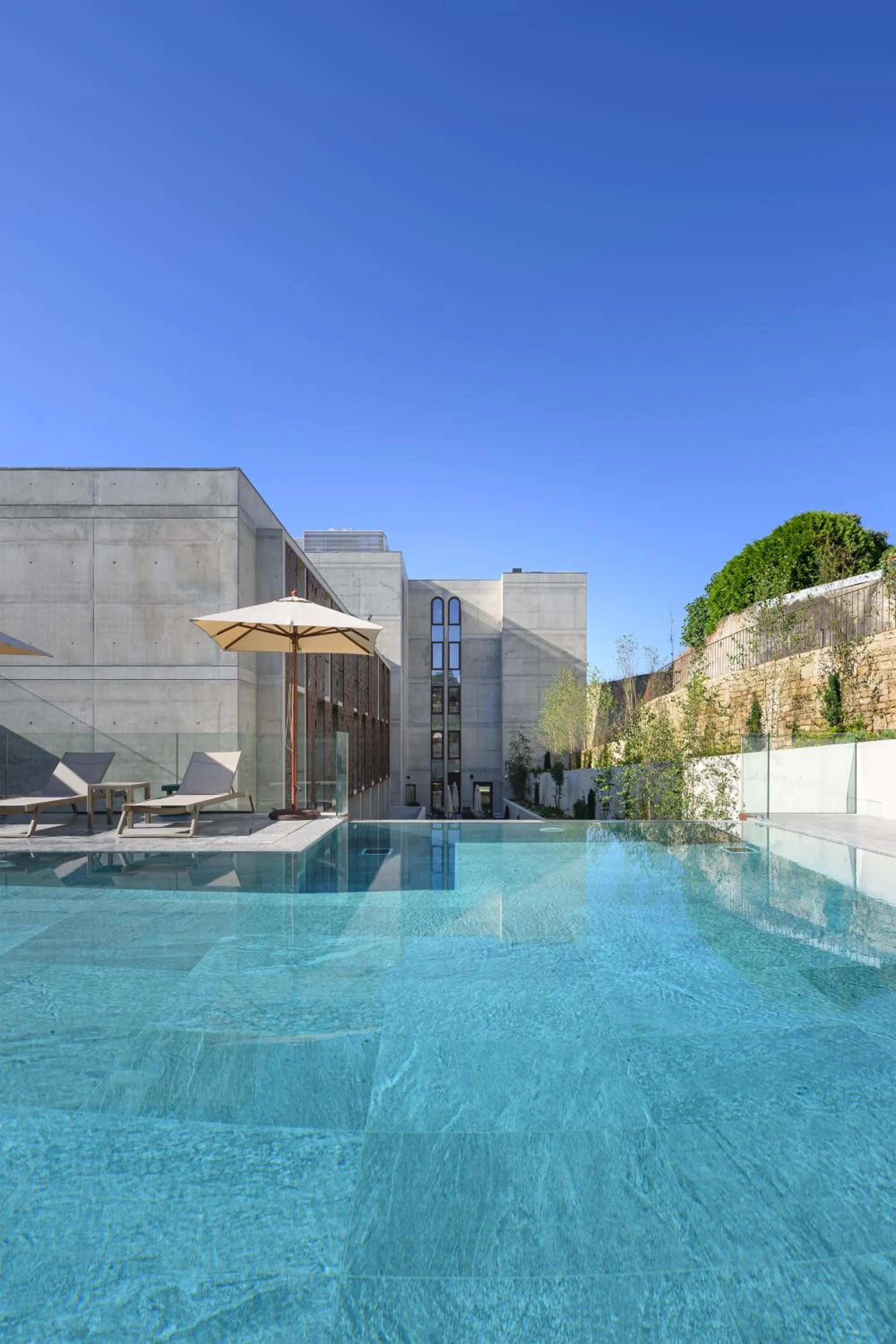 Swimming pool in INNSiDE by Meliá Braga Centro