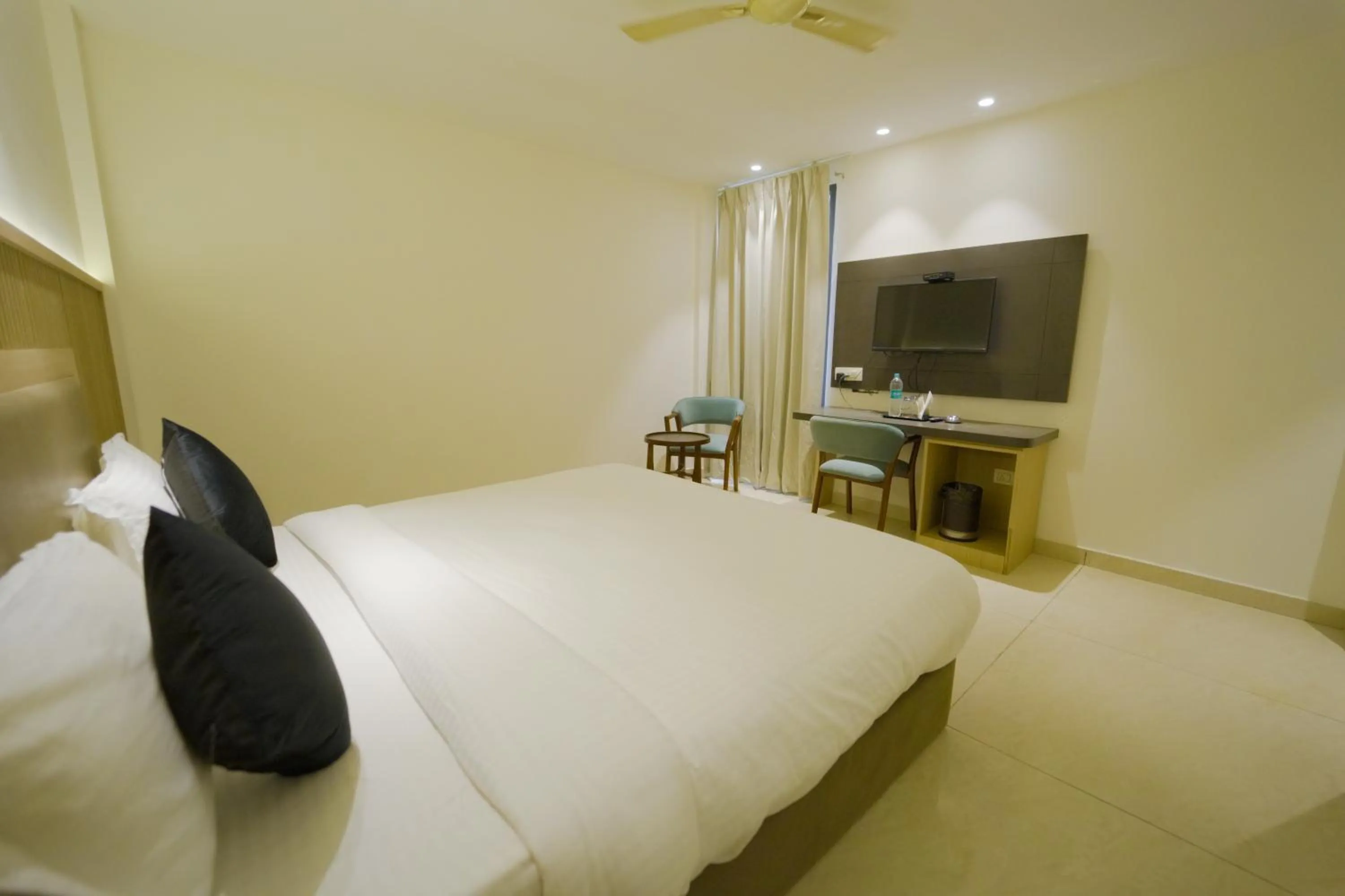 Communal lounge/ TV room, Bed in Pride Inn