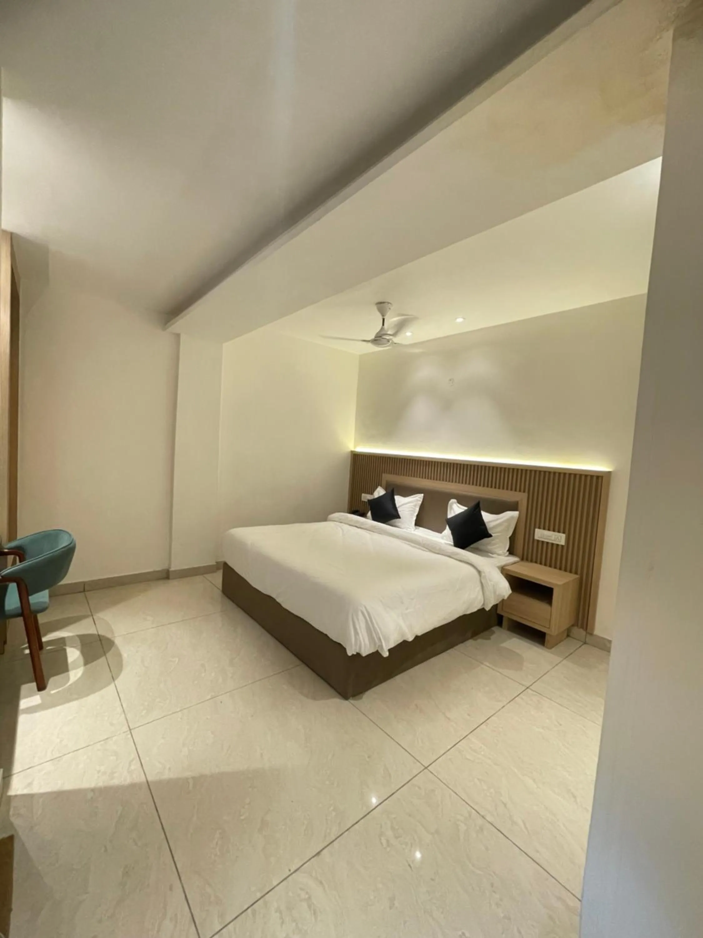 Photo of the whole room, Bed in Pride Inn