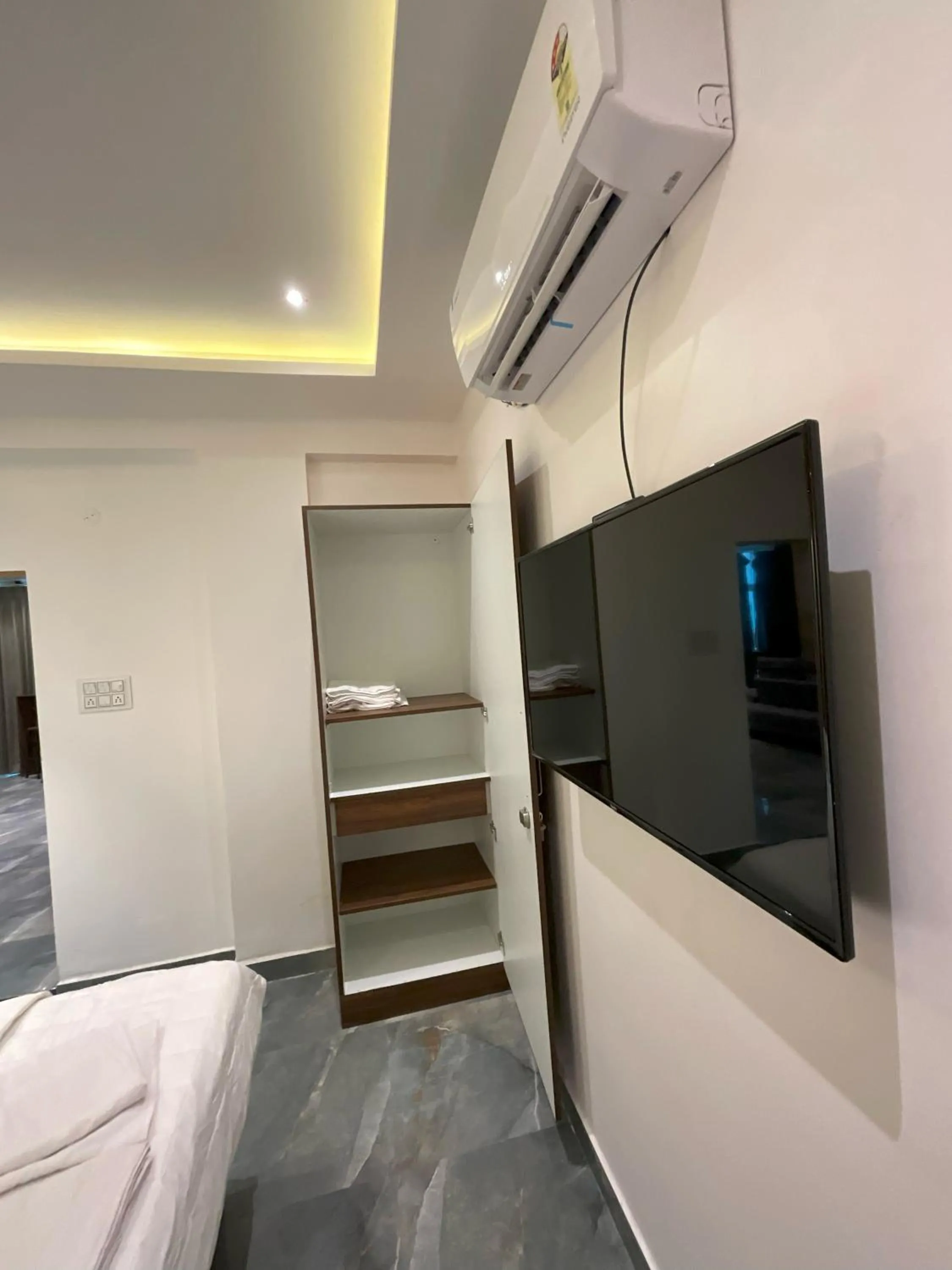 Communal lounge/ TV room, Bed in Eleven Views by Fracspace
