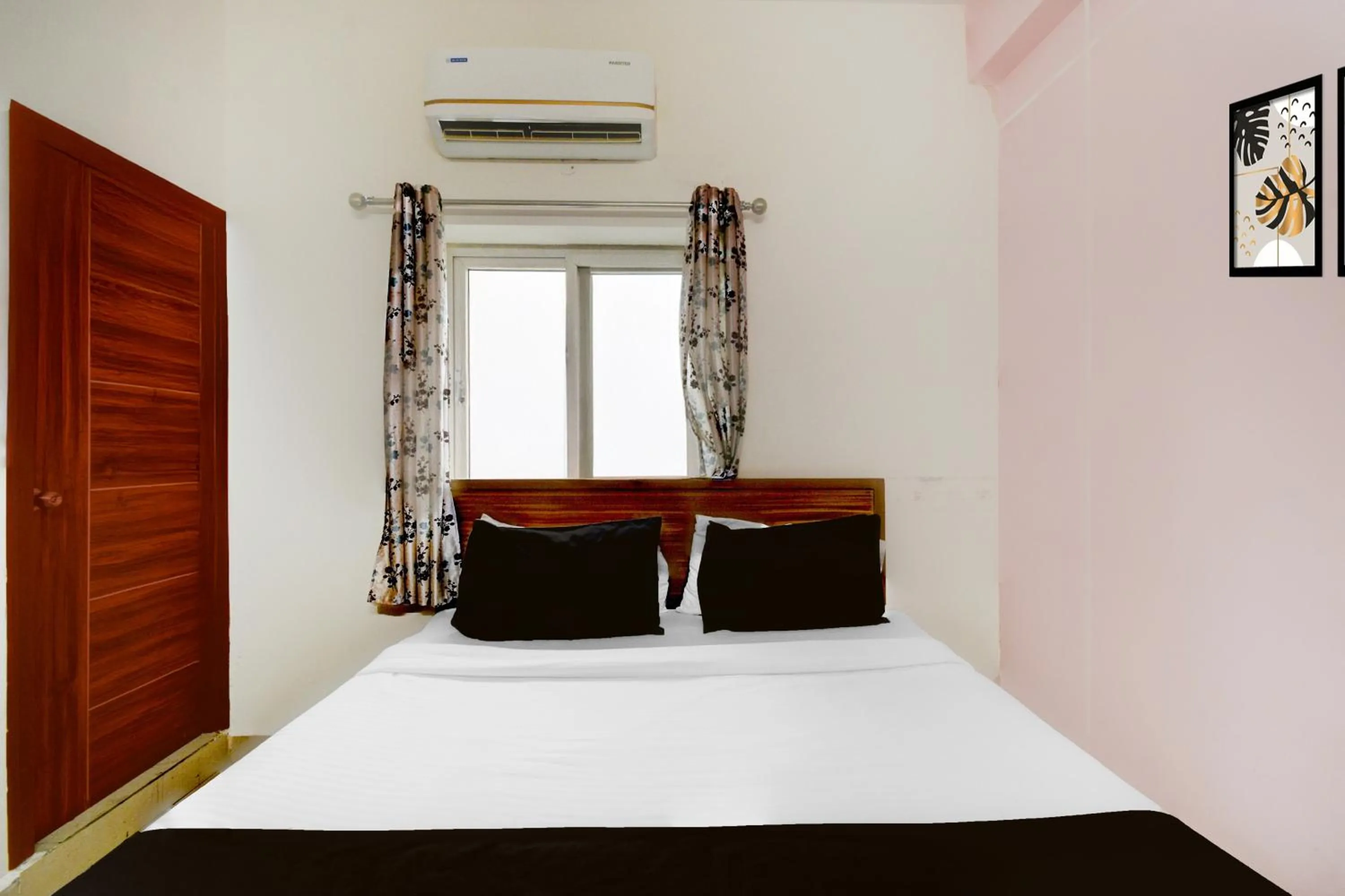 Bedroom, Bed in Super Collection O DLF CyberCity Hyderabad Formerly Key Suites