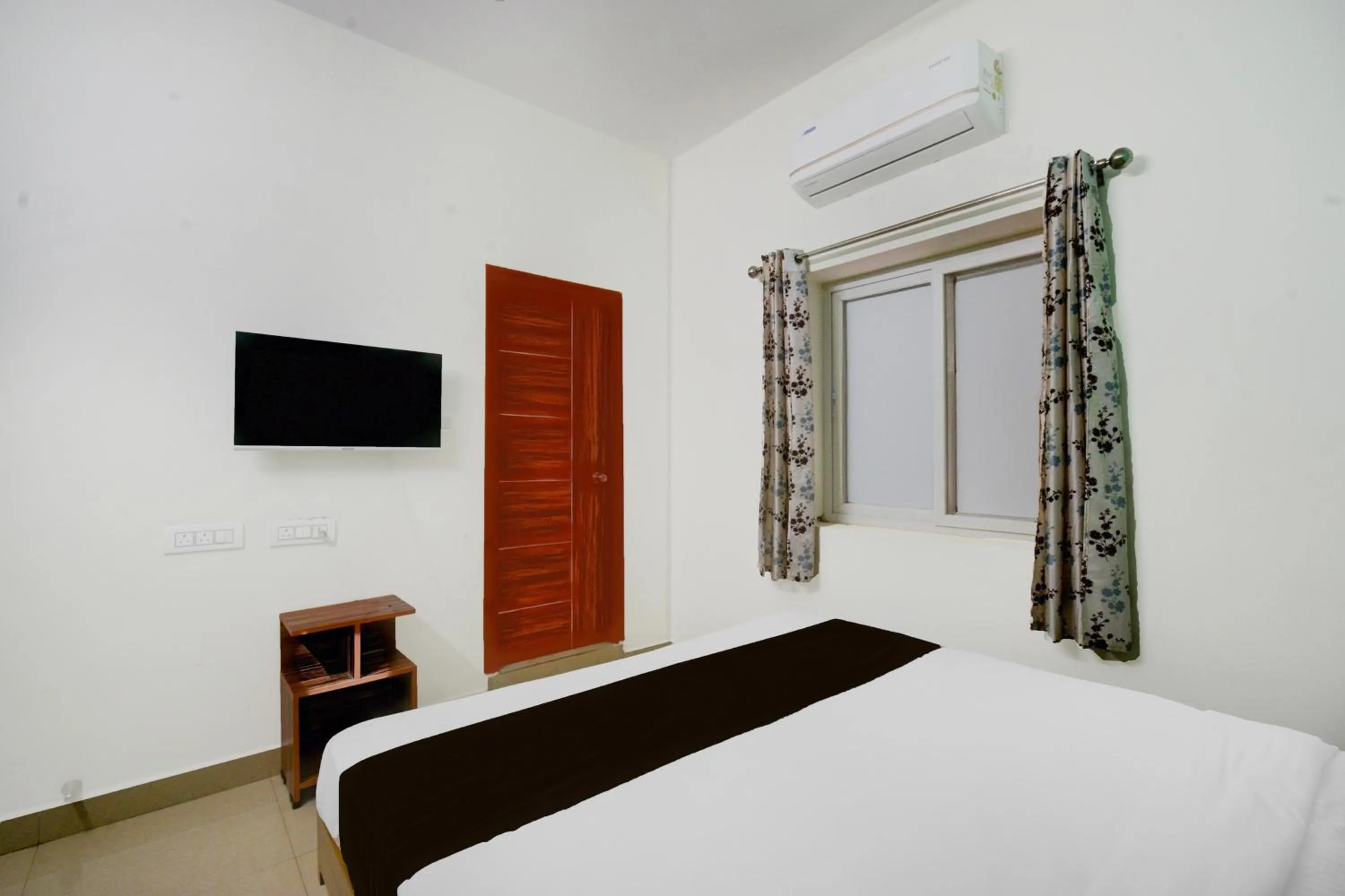Bedroom, Bed in Super Collection O DLF CyberCity Hyderabad Formerly Key Suites