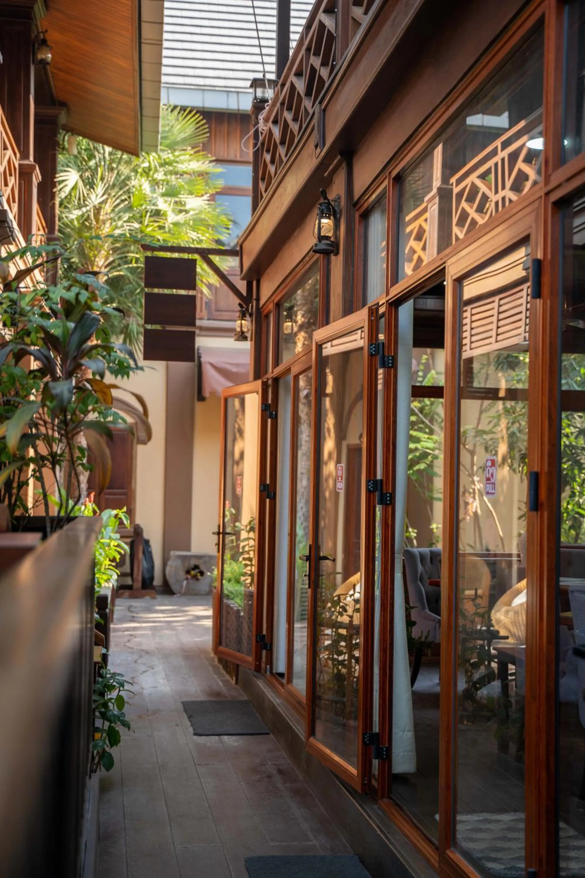 Restaurant/places to eat in Luangsay Inn